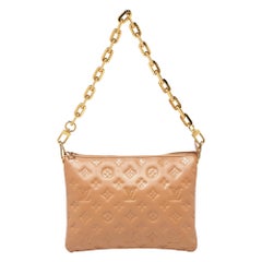 Louis Vuitton Coussin PM Tasche aus geprägtem Leder mit Monogramm in Taupe