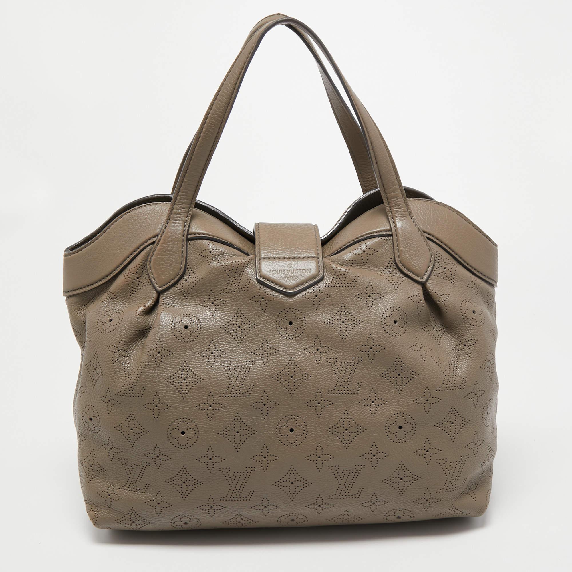Ensure your day's essentials are in order and your outfit is complete with this LV women's bag. Crafted using the best materials, the bag carries the maison's signature of artful craftsmanship and enduring appeal.

