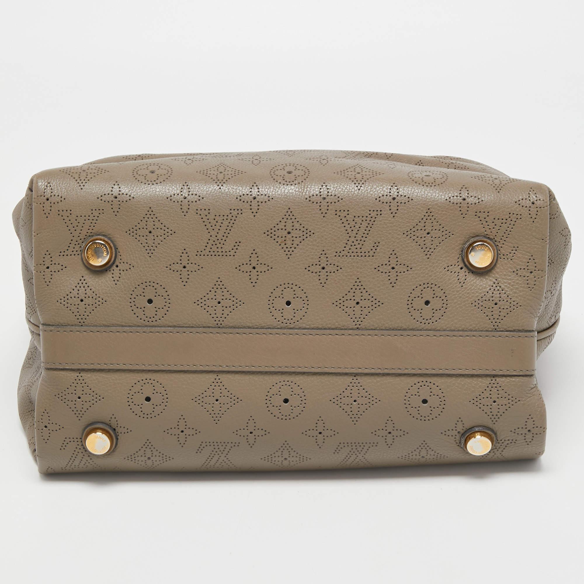 Women's Louis Vuitton Taupe Monogram Mahina Leather Cirrus PM Bag For Sale