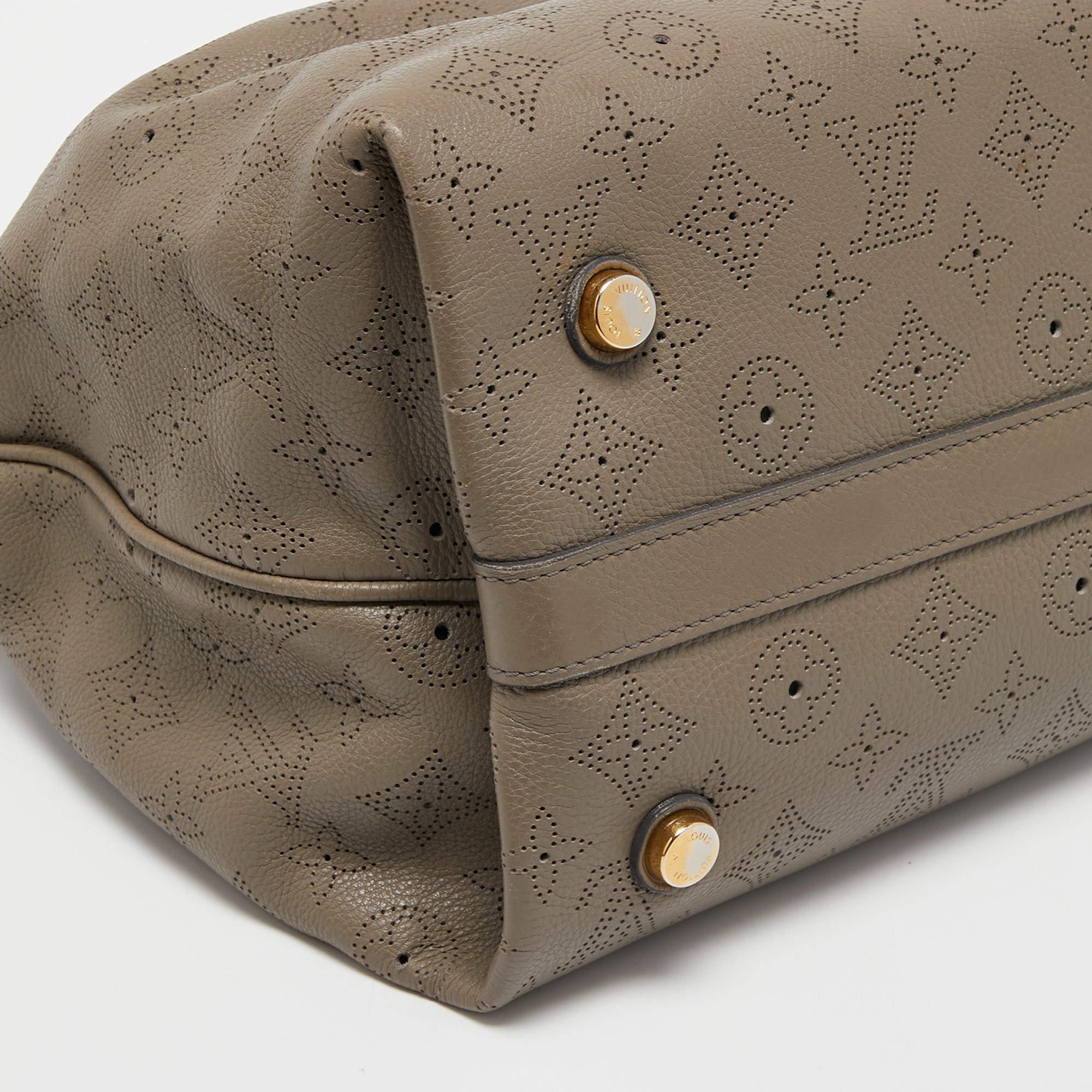 Louis Vuitton Taupe Monogram Mahina Leather Cirrus PM Bag For Sale 4