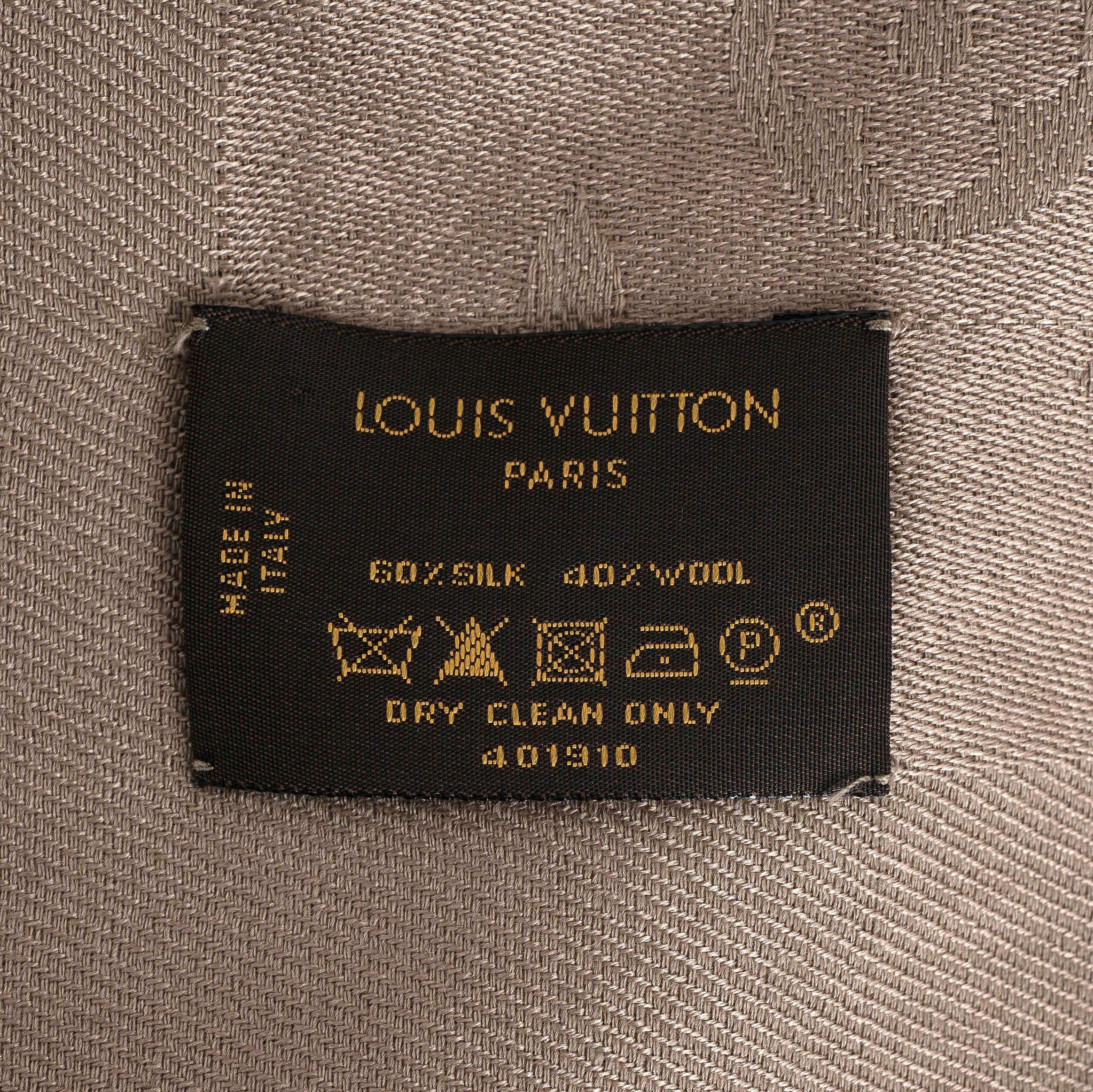 LOUIS VUITTON taupe silk wool MONOGRAM CLASSIC Shawl Scarf M77629 In Excellent Condition In Zürich, CH