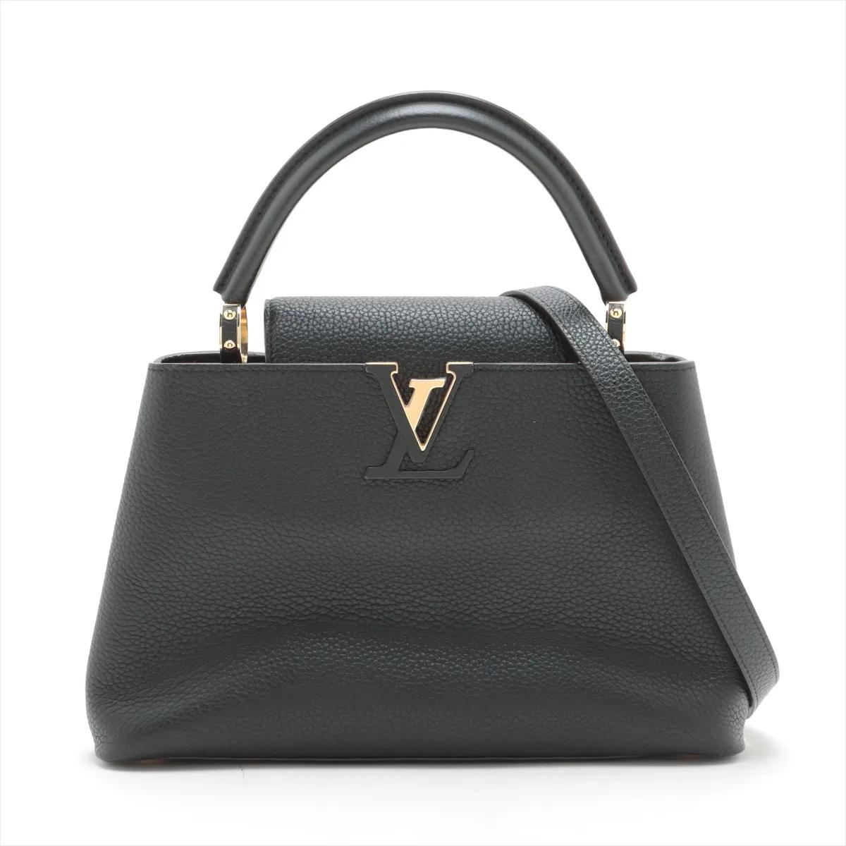 Die Louis Vuitton Taurillon Capucines PM in Schwarz ist eine raffinierte und elegante Handtasche, die zeitlose Raffinesse verkörpert. Sie ist aus vollnarbigem Taurillon-Leder gefertigt und zeigt mit ihrer strukturierten Silhouette und der subtilen
