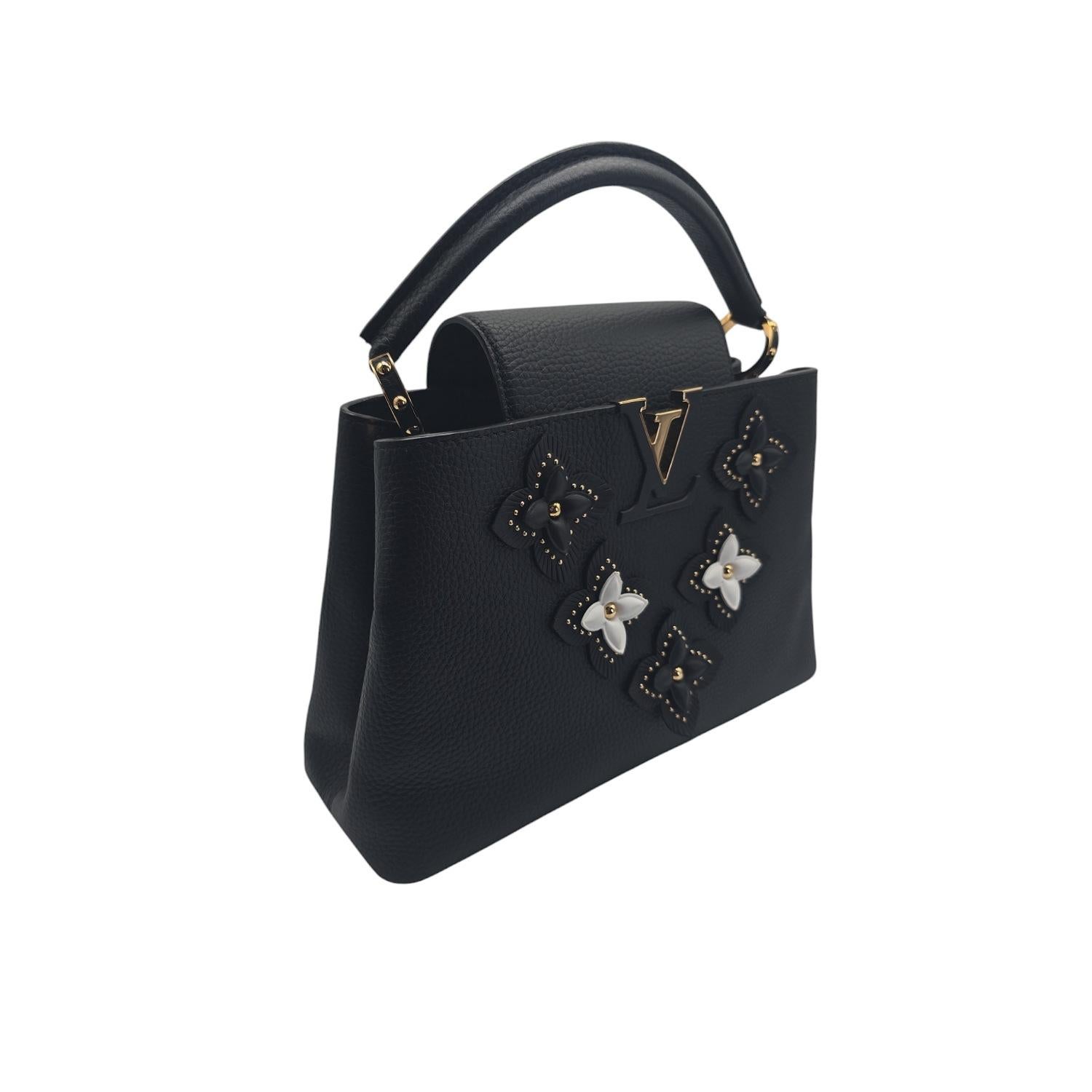 Dalla Collezione Flower Tinsel, la borsa Capucines PM in pelle Taurillon granulata è impreziosita da fiori Monogram colorati. Questi ornamenti femminili sono realizzati con diversi strati di pelle e borchie metalliche ispirati ai bauli di Louis