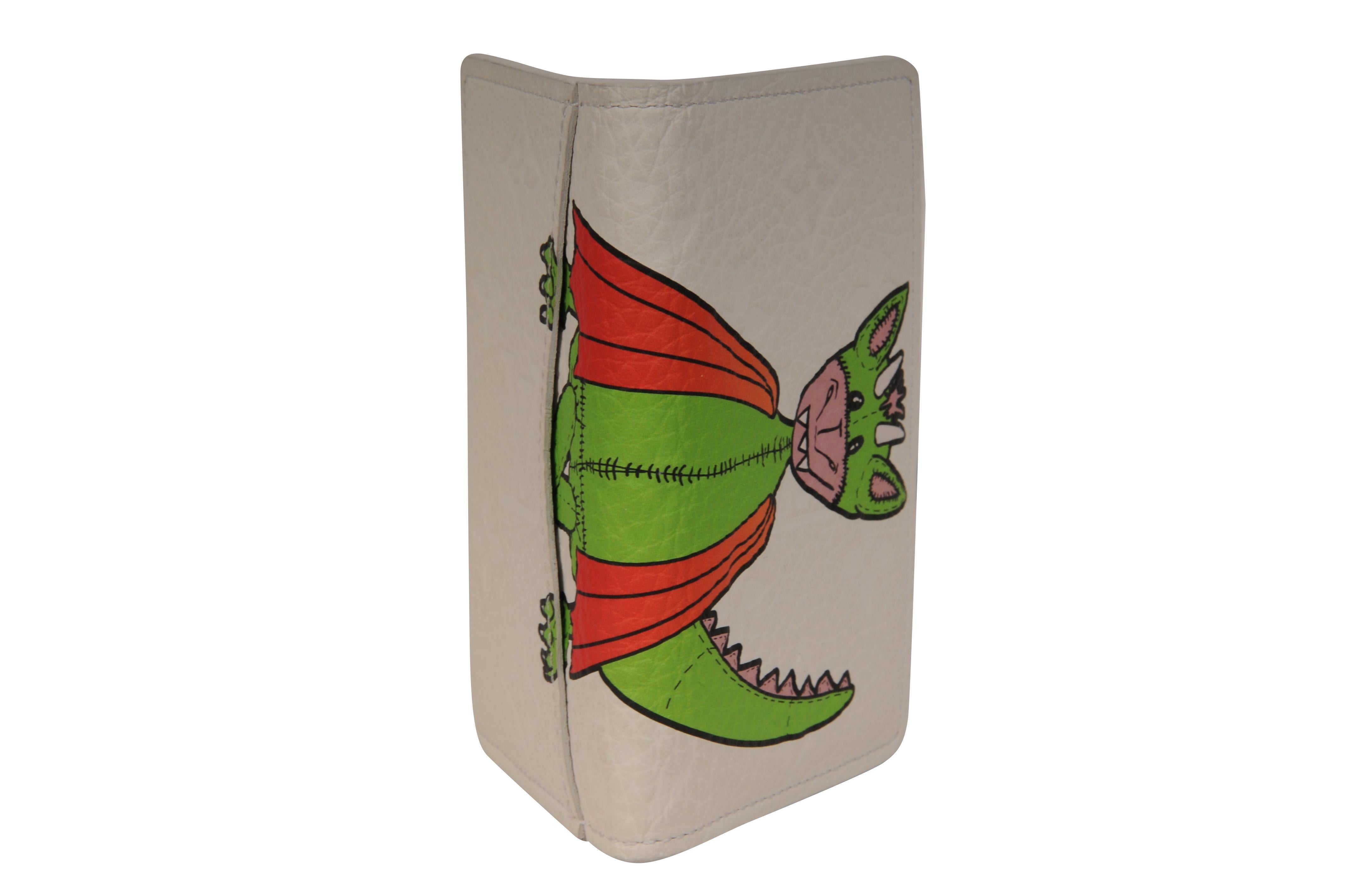 - Esterno bianco

- Esterno con stampa LV friends

- 5 tasche interne

- 1 tasca esterna



Condizioni: 

L'organizer tascabile è in ottime condizioni e non presenta imperfezioni di rilievo. 



Misure: (approssimativamente in pollici) 

3 L x 4,4 H