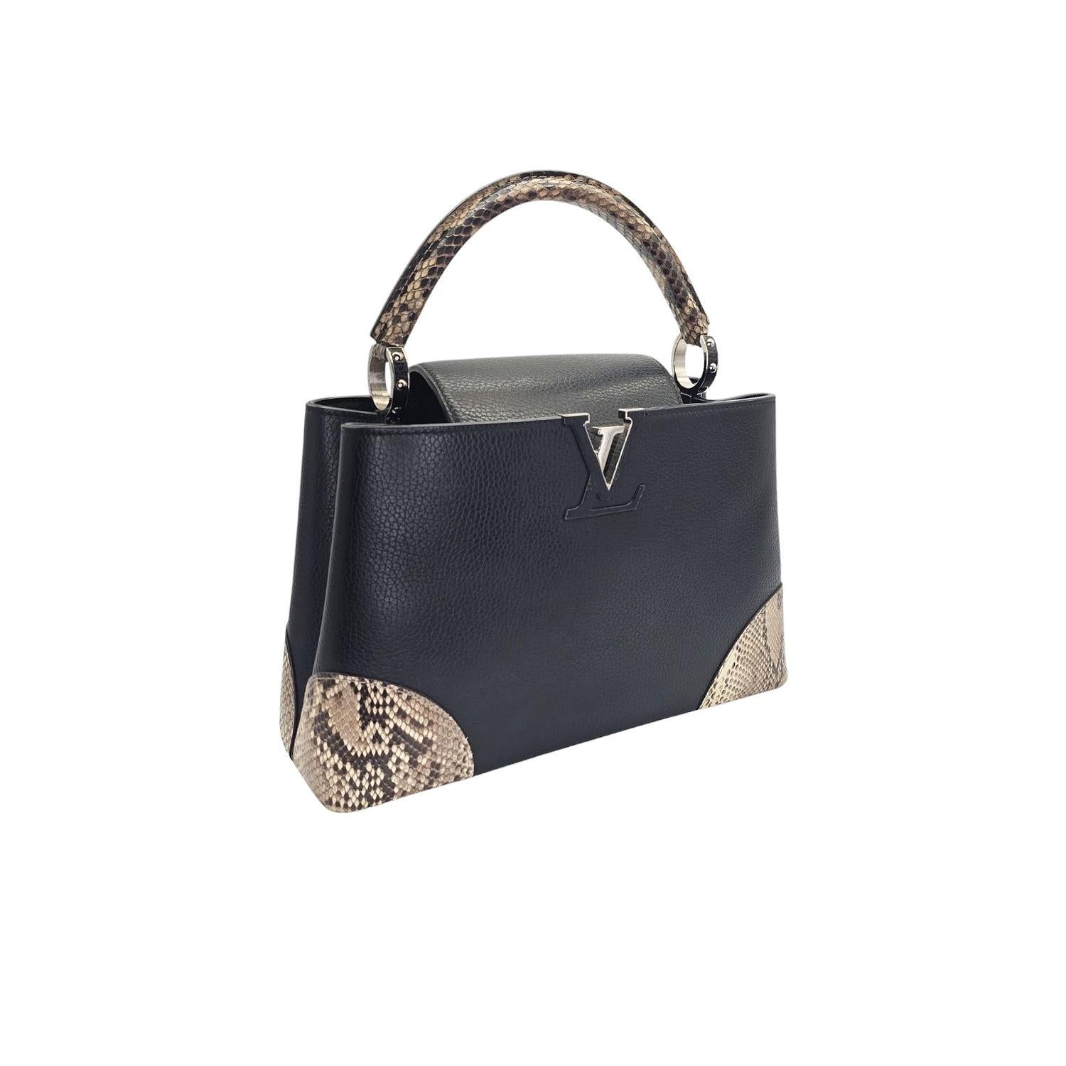 Ce sac à main élégant est réalisé en cuir de veau pleine fleur Taurillon de couleur noire. Ce sac à main élégant est doté d'une poignée supérieure en serpent d'eau enroulé et de liens de poignée en anneau cloutés en argent poli. Un petit rabat