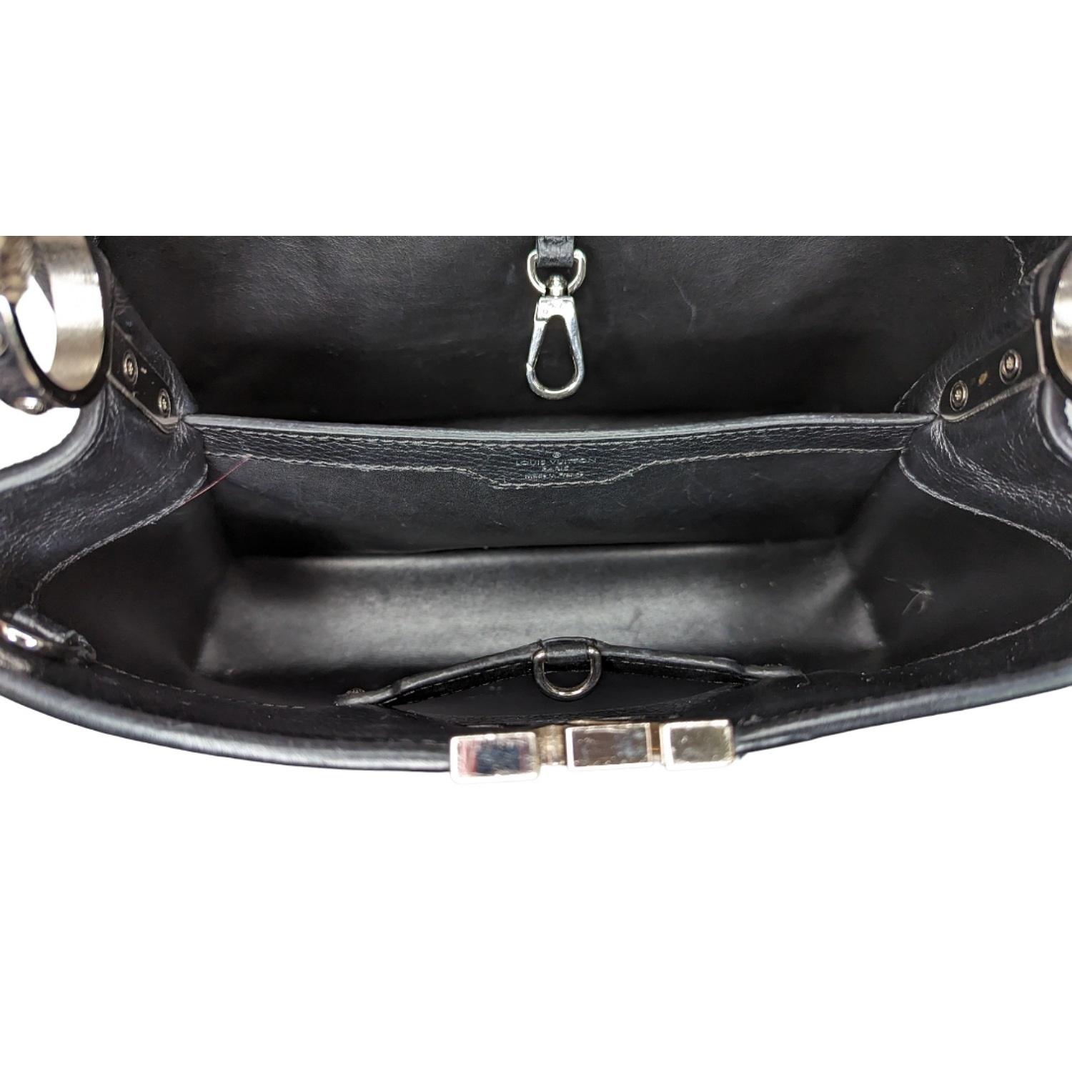 Louis Vuitton - Sac à main Taurillon MM avec bordure en python en vente 4