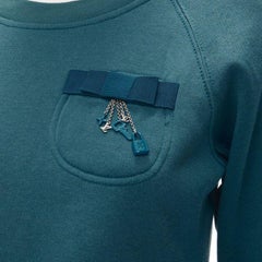 LOUIS VUITTON Pullover aus Baumwoll-Fleece mit blauem Schleifenverschluss und Patch-Taschenanhänger S