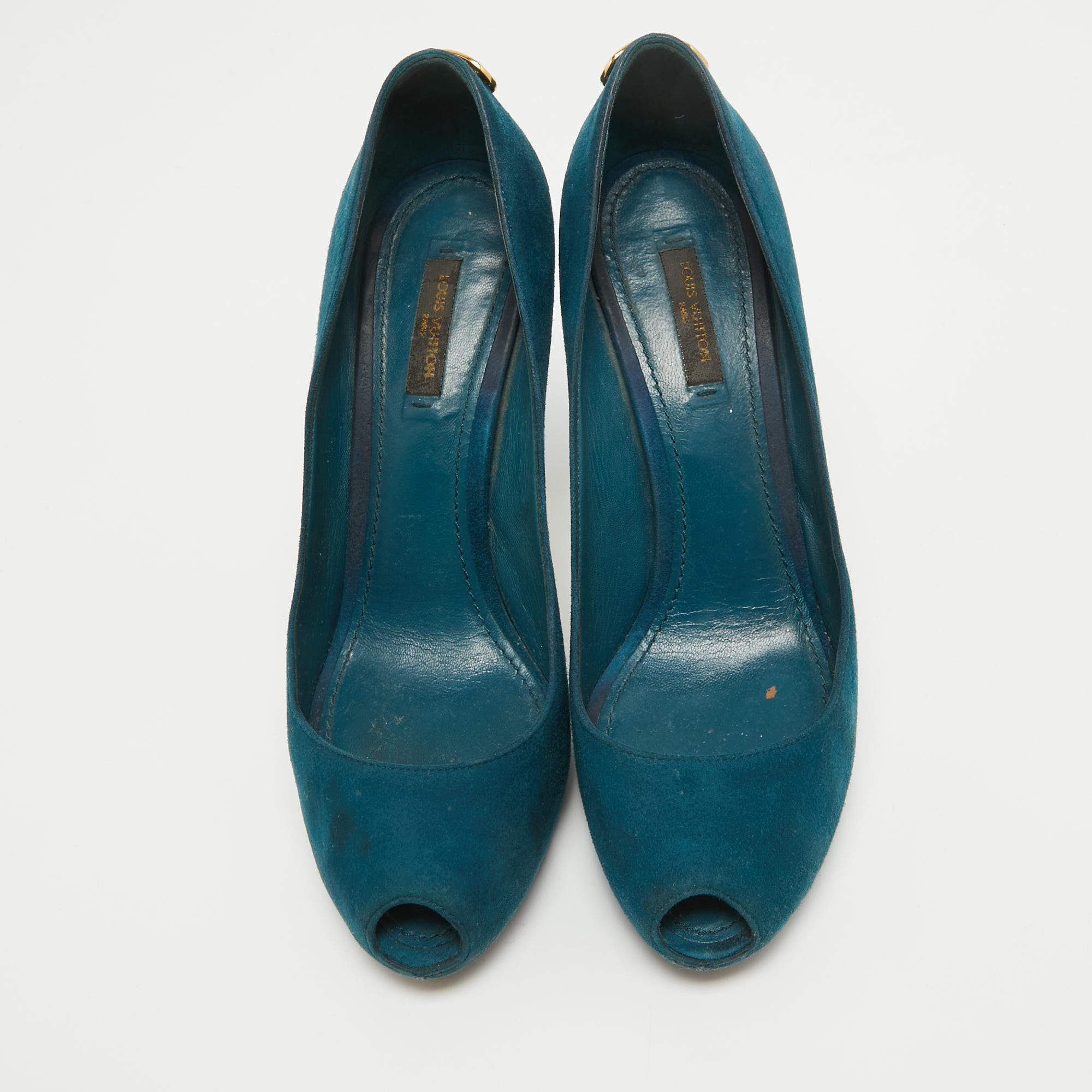 Scopri l'eleganza delle calzature con queste décolleté da donna firmate. Progettati meticolosamente, questi tacchi coniugano perfettamente moda e comfort, assicurandoti di brillare in ogni ambiente.

Include
Busta antipolvere originale