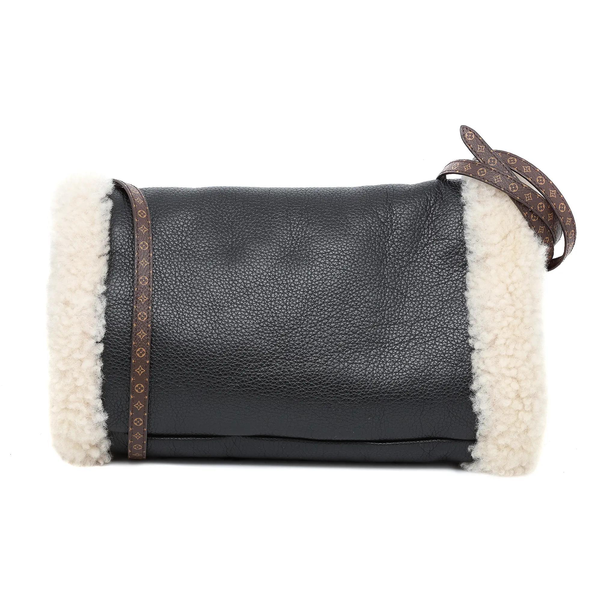 Louis Vuitton Teddy Muffle Calfskin Monogram Black Handwarmer Shoulder Bag Unisexe en vente