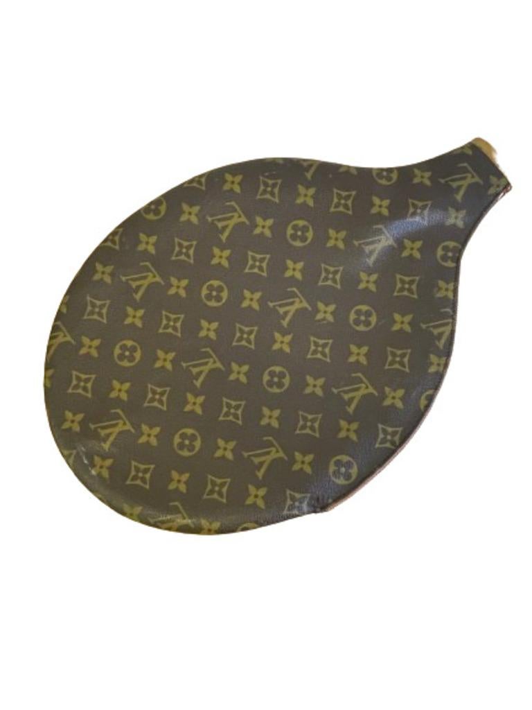 Vintage brown and tan coated canvas Louis Vuitton tennis racket cover with brand signature monogram pattern throughout and vachetta leather trim. Made in France. Comes with vintage tennis.
Small tear at the bottom. White scratch mark on top. String