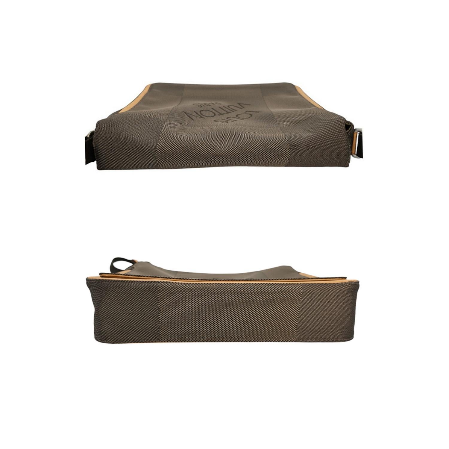 Women's or Men's Louis Vuitton Terre Damier Geant Messenger Bag For Sale
