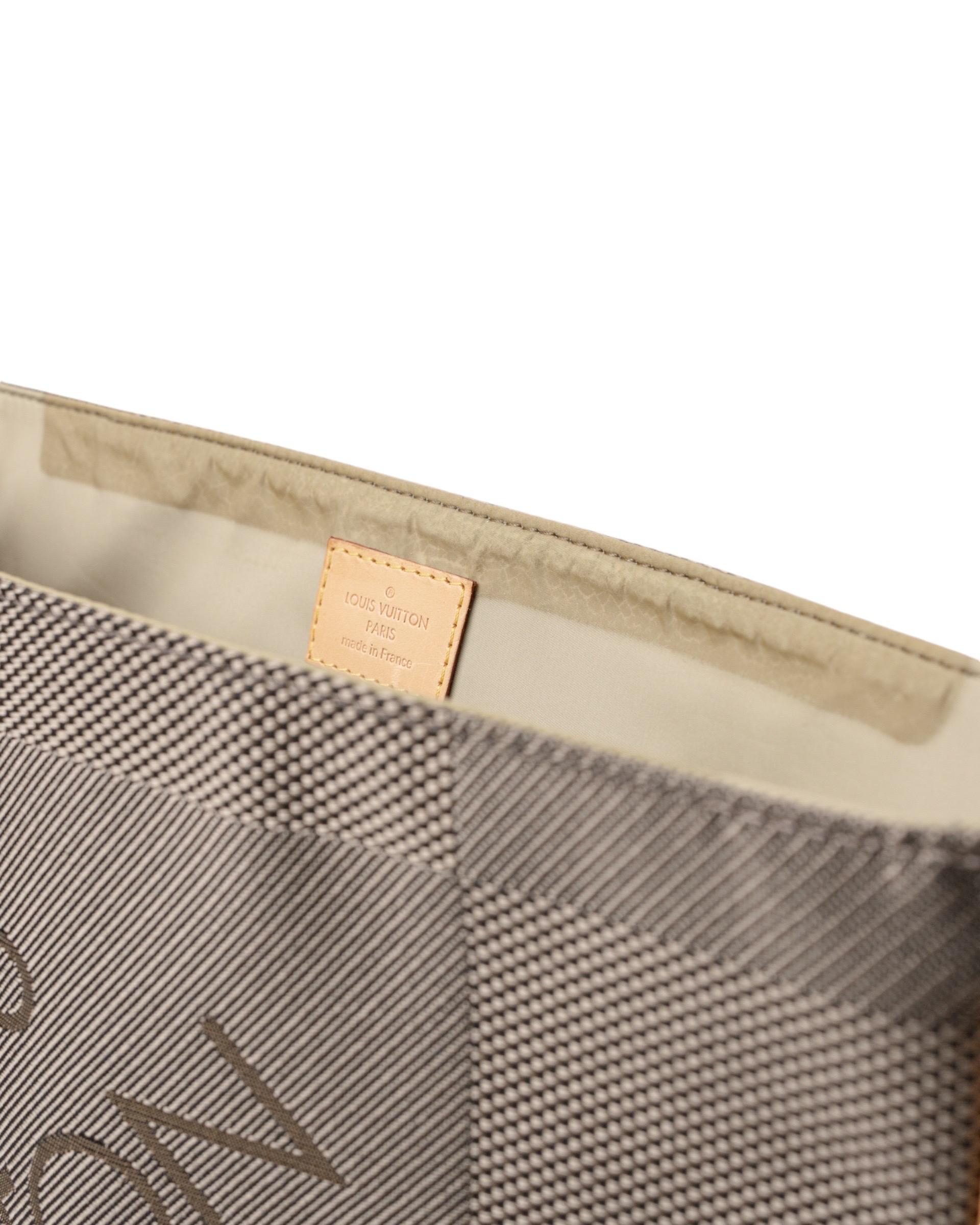 Louis Vuitton Terre Messenger MM  In Tela Damier Marrone For Sale 8