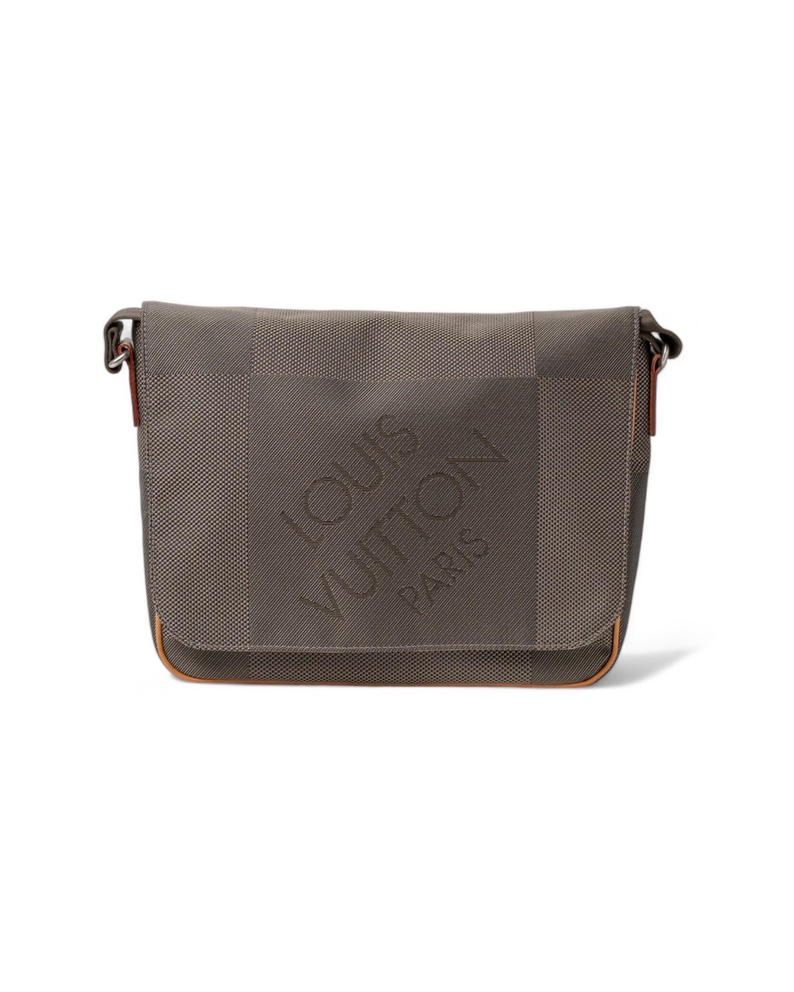 Borsa Louis Vuitton, modello Terre Messanger, misura MM, realizzata in tessuto marrone nella fantasia Damier con inserti in vacchetta e hardware argentati. Dotata di una patta frontale con chiusura calamitata, Internamente rivestita in nylon tono su