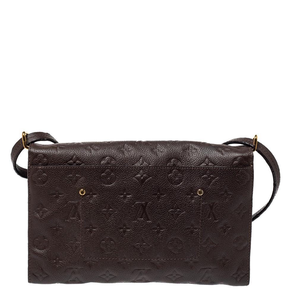 Louis Vuitton's handbags are popular owing to their high style and functionality. Stylish and durable this Fascinante bag exudes a modern touch. Crafted from Monogram Empreinte leather, the bag comes with a shoulder strap that can be adjusted or