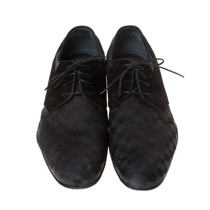 Take each step with style in these shoes from Louis Vuitton. Crafted from textured Damier Graphite fabric and suede, they carry a modern design with a stylish exterior and laces. The insoles are leather-lined to provide comfort and overall, the pair