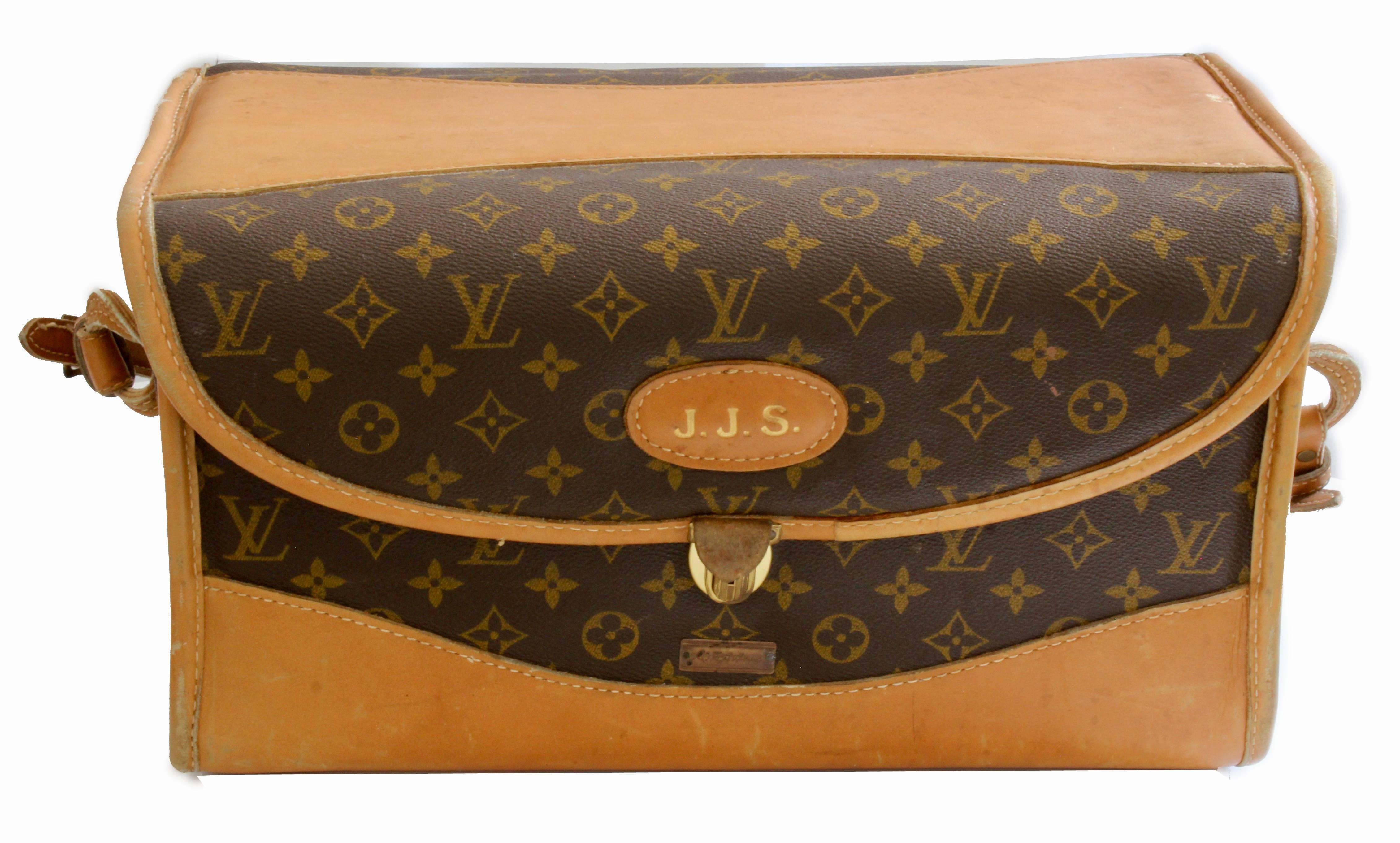 Reisen Sie stilvoll mit dieser schicken Schönheits- oder Reisetasche:: die in den 70er Jahren von The French Company unter spezieller Lizenz von Louis Vuitton hergestellt wurde:: lange bevor LV eine Boutique-Präsenz in den USA hatte. Diese LV x