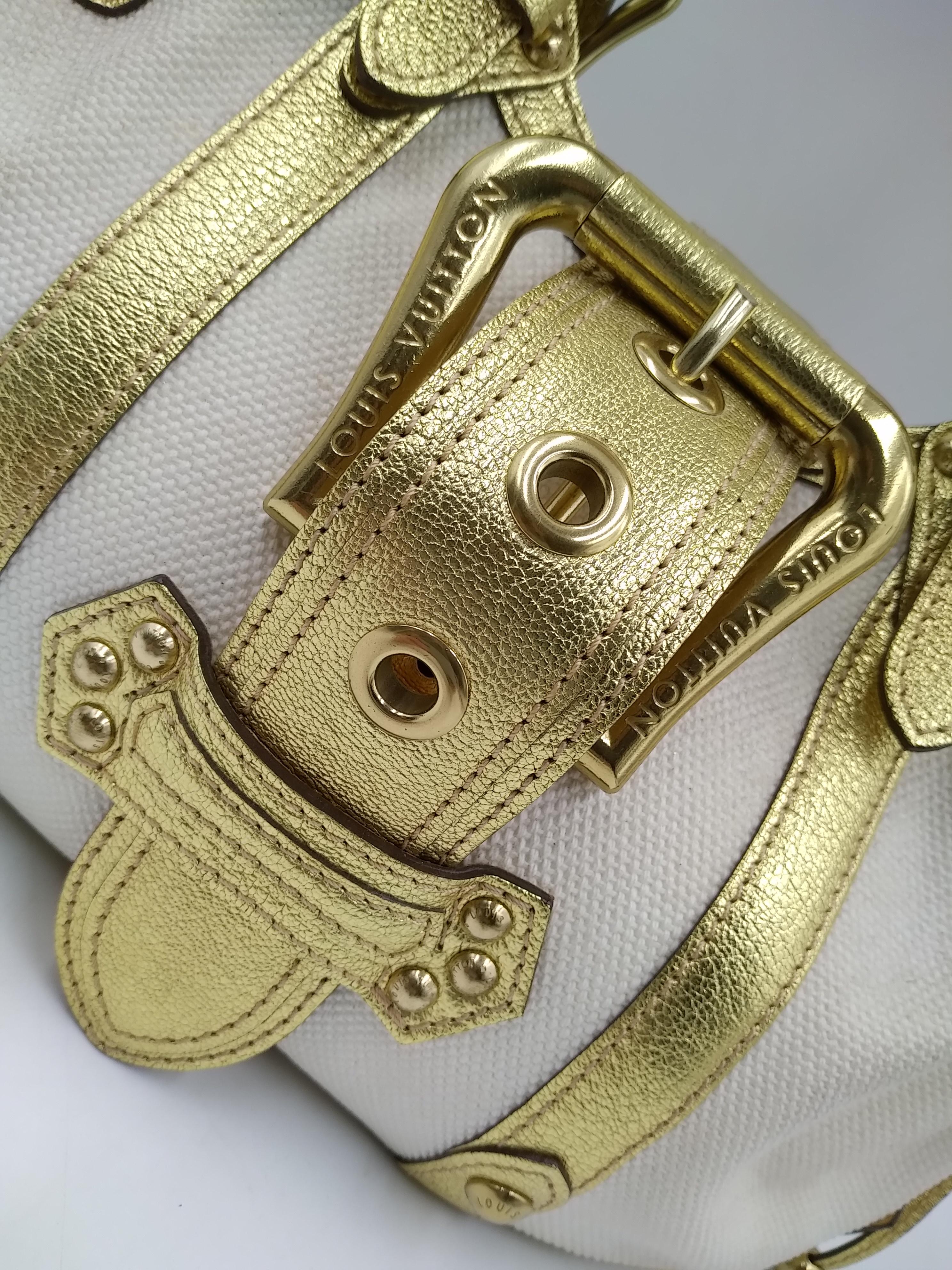 Louis Vuitton Theda Oro e Beige Borsa in pelle di tela ecru GM, Primavera/Estate 2004
-100% autentico Louis Vuitton
- Tela ecru con finiture in pelle metallizzata color oro.
- Doppio manico con patta e coulisse ai lati
- Fodera in tessuto a righe