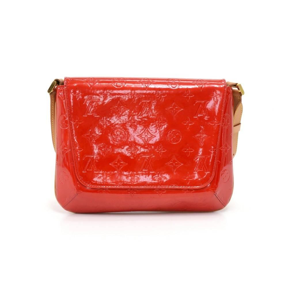 Louis Vuitton Thompson Street in red Vernis patent leather. Flap closure has a magnetic stud. Inside has 1 open pocket. This beautiful bag can be carried on one shoulder with adjustable cowhide leather strap. This messenger style is very popular