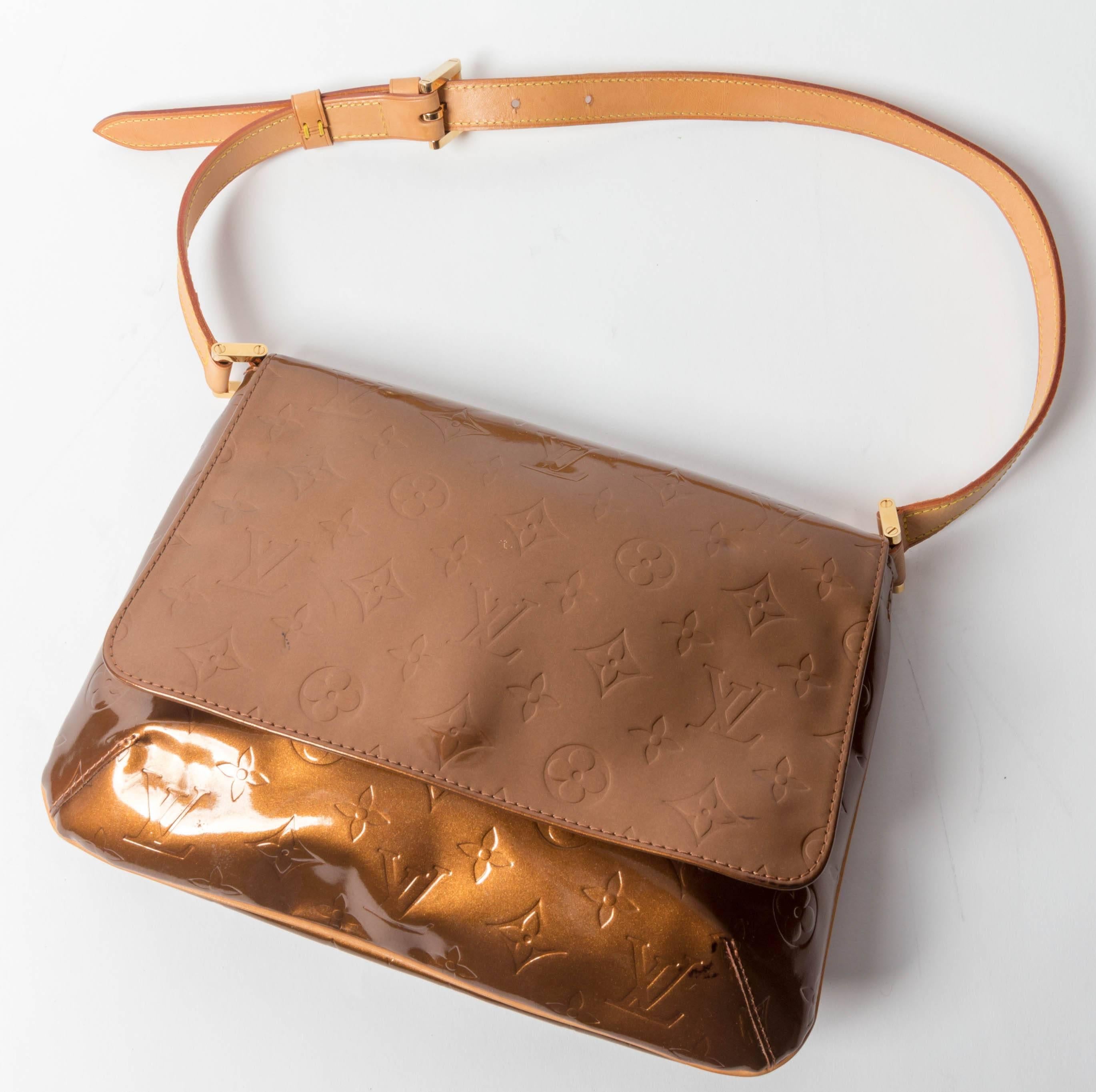 Louis Vuitton Bronze Thompson Street Vernis Shoulder Bag
There are two small areas of color transfer.
Otherwise excellent condition.
Adjustable shoulder strap.
One flap pocket.
