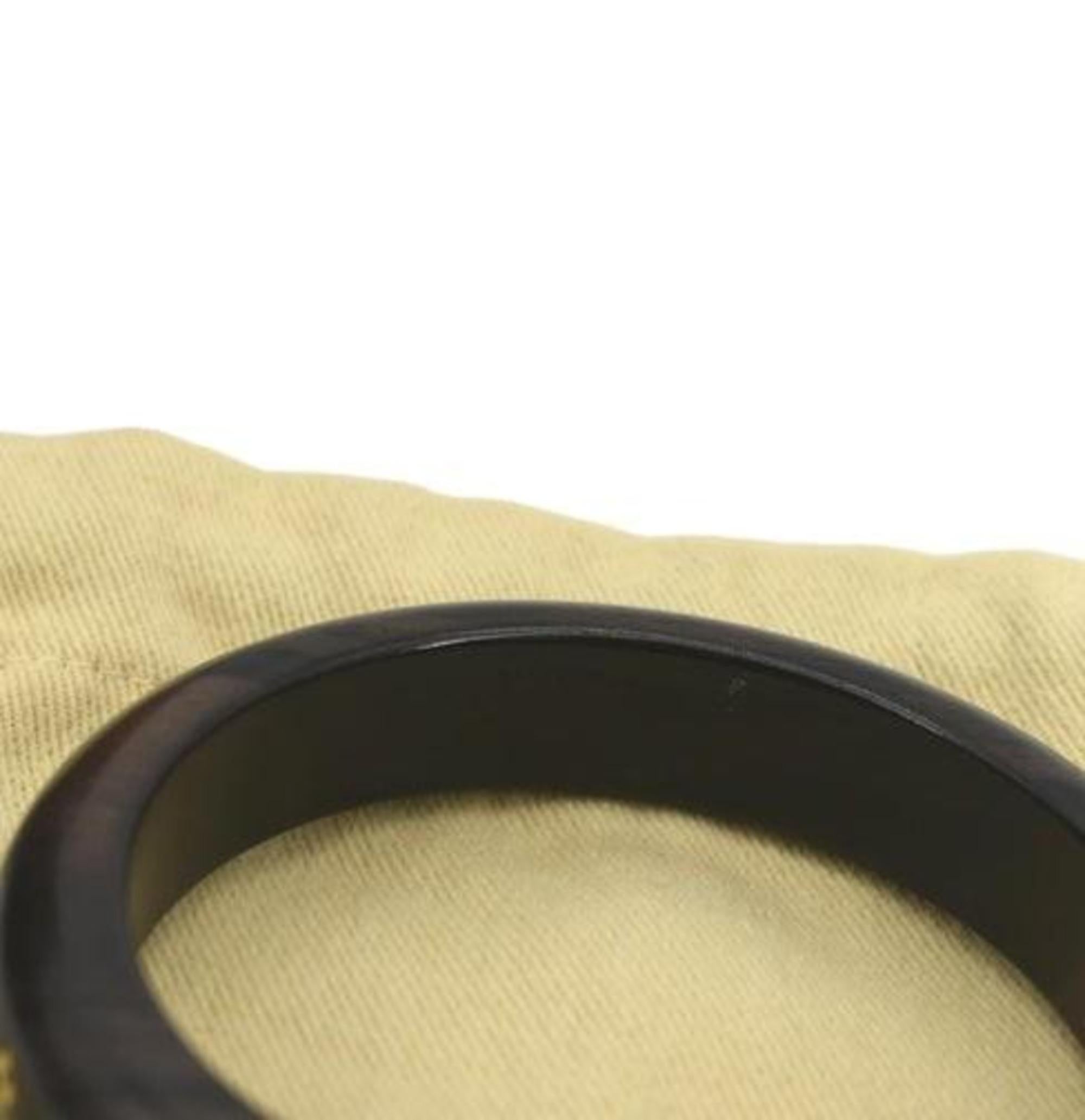 Le bracelet noir Louis Vuitton est un accessoire de choix qui allie luxe et sens artistique. Fabriqué en bois de tigre de première qualité, ce bracelet présente une teinte riche et profonde qui exsude la sophistication. Orné de l'emblématique