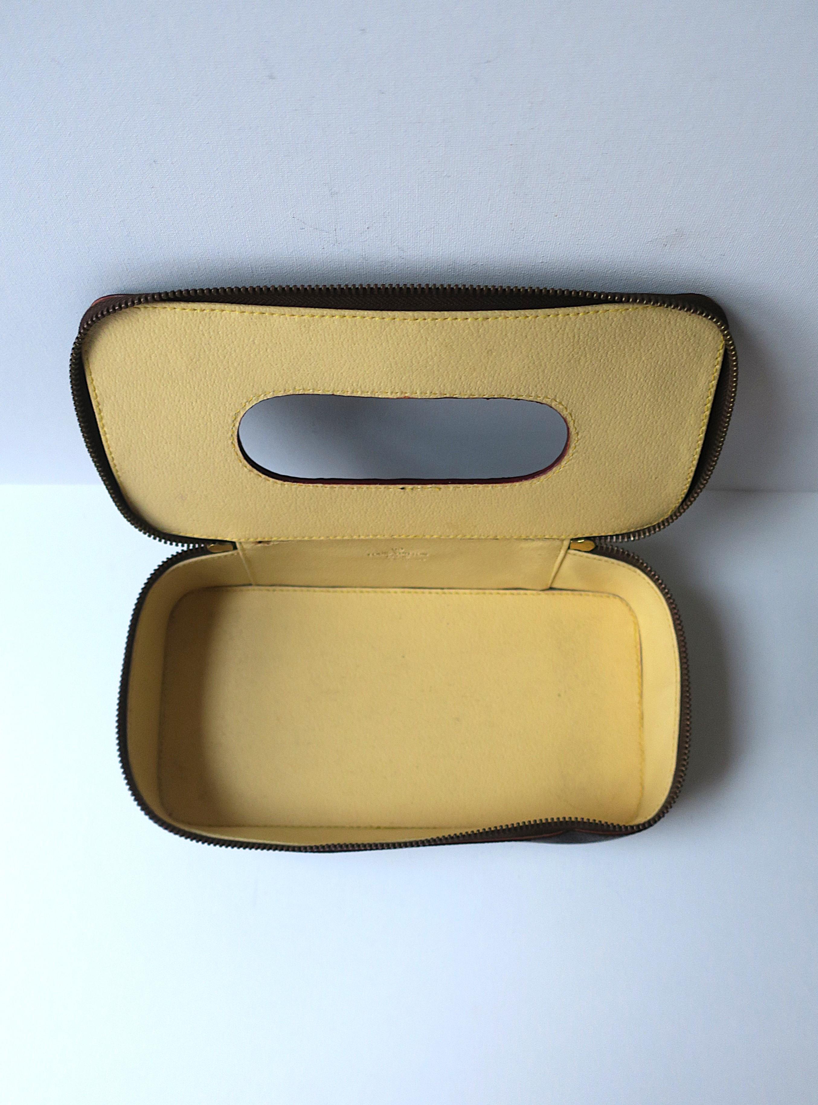 Boîte de réédition Louis Vuitton en vente 3