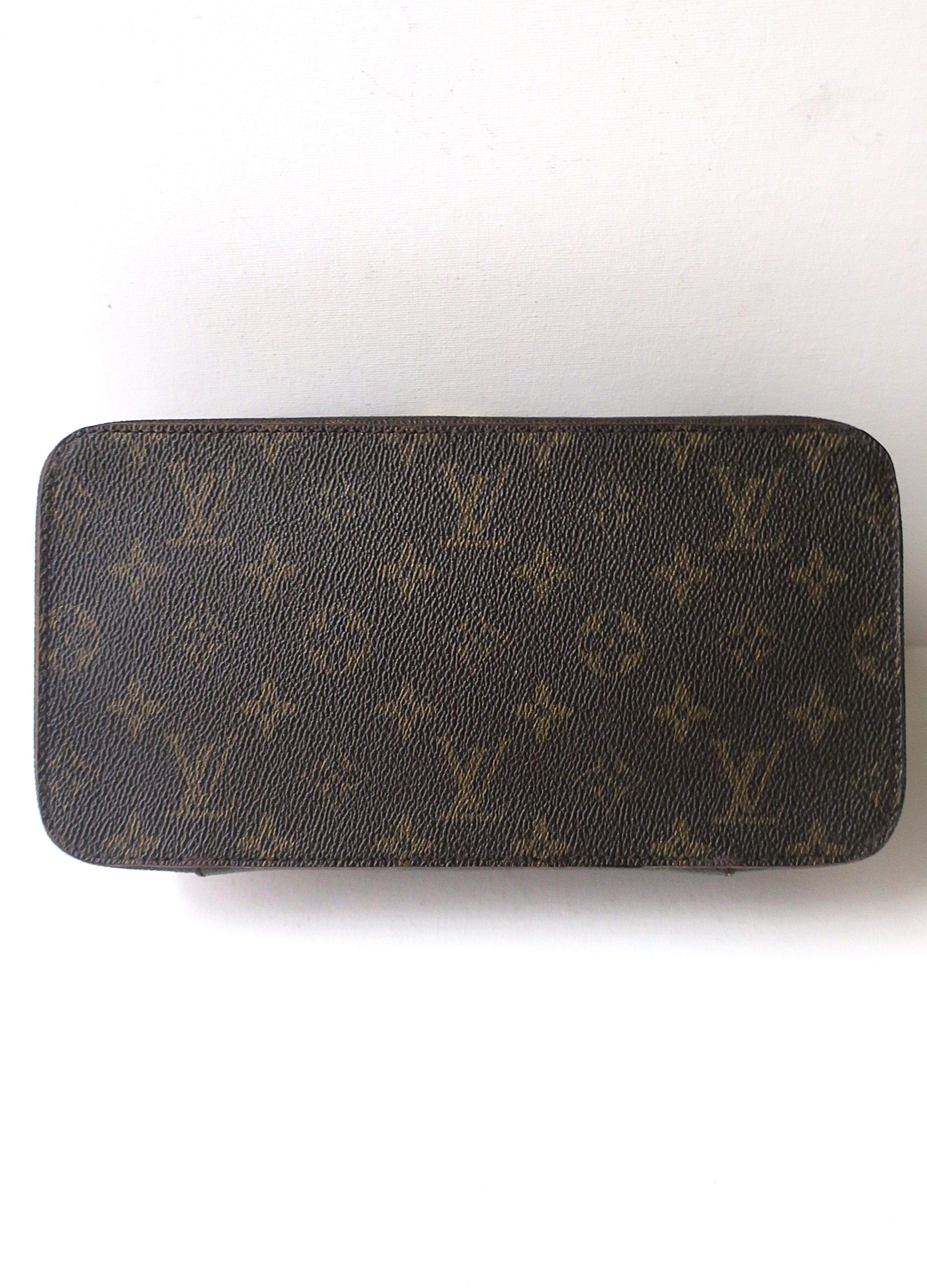 Boîte de réédition Louis Vuitton en vente 7