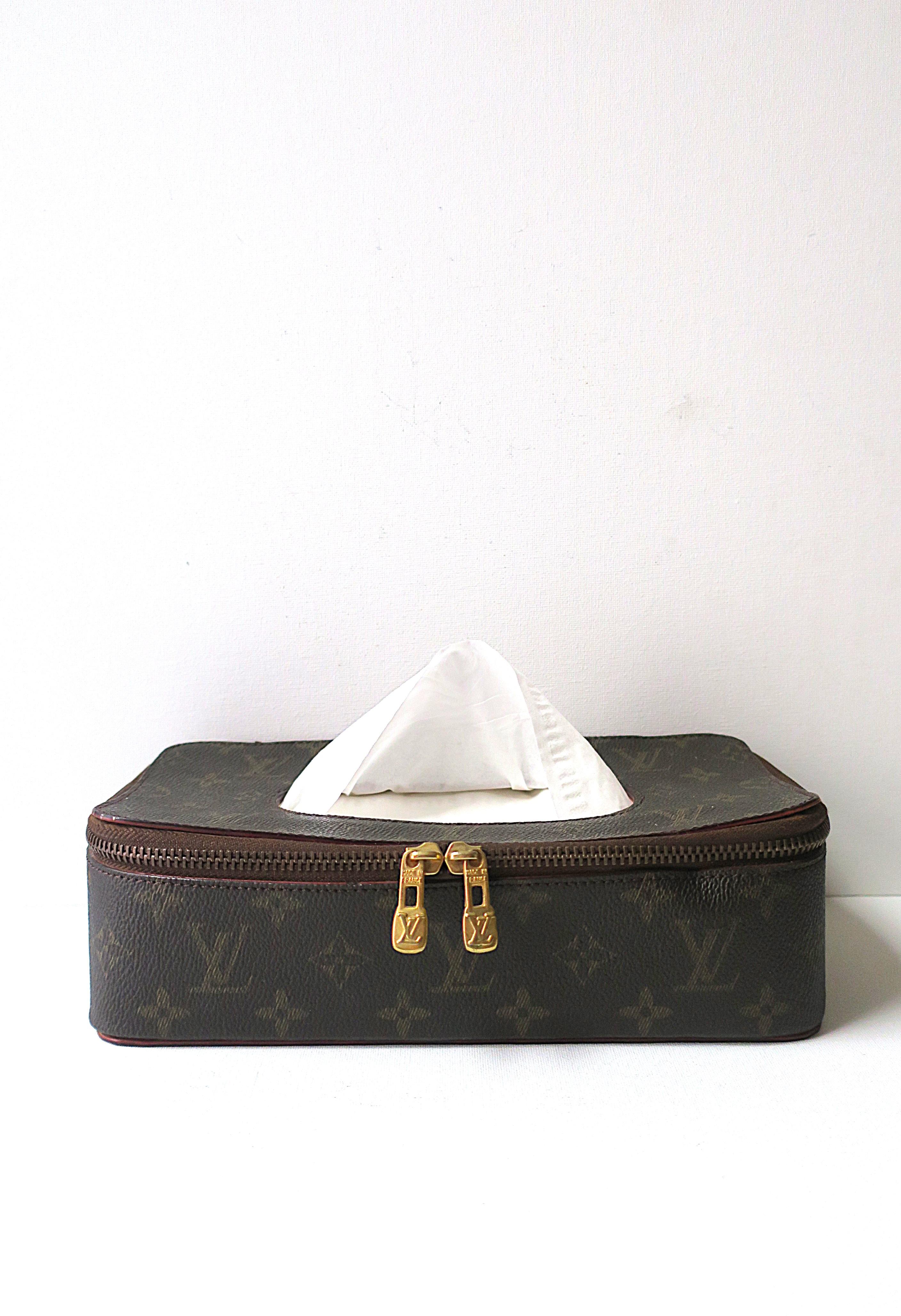Une boîte porte-mouchoirs en toile Louis Vuitton avec des tirettes de fermeture éclair en laiton, vers la fin du XXe siècle, années 1980, années 1990, France. Une boîte à mouchoirs chic Louis Vuitton dans la toile iconique LV avec des poignées en