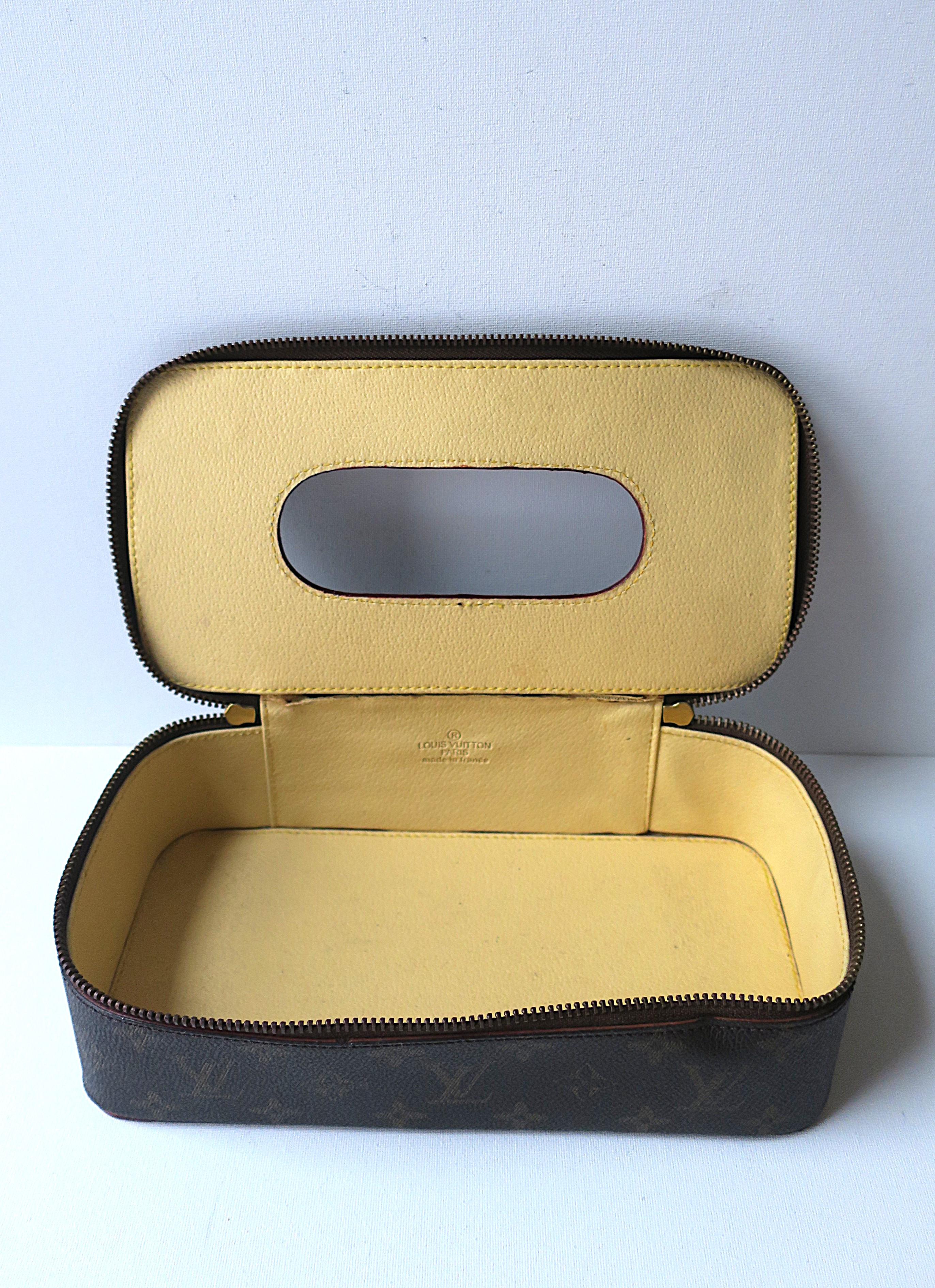 Boîte de réédition Louis Vuitton en vente 1