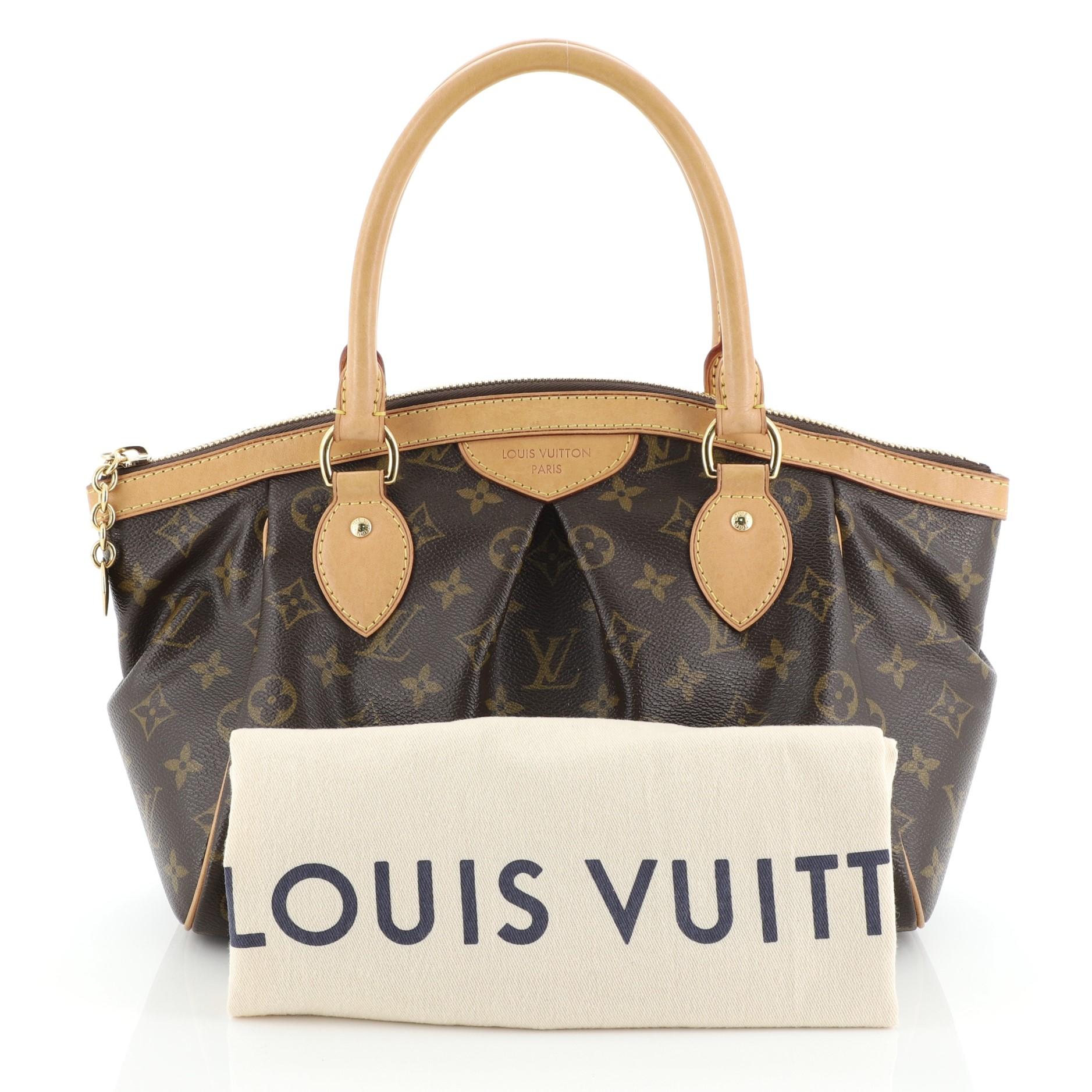 Diese Louis Vuitton Tivoli Handbag Monogram Canvas PM aus braunem, mit Monogrammen beschichtetem Canvas verfügt über zwei gerollte Griffe, dezente Falten in der Mitte und goldfarbene Beschläge. Der Reißverschluss gibt den Blick auf ein braunes