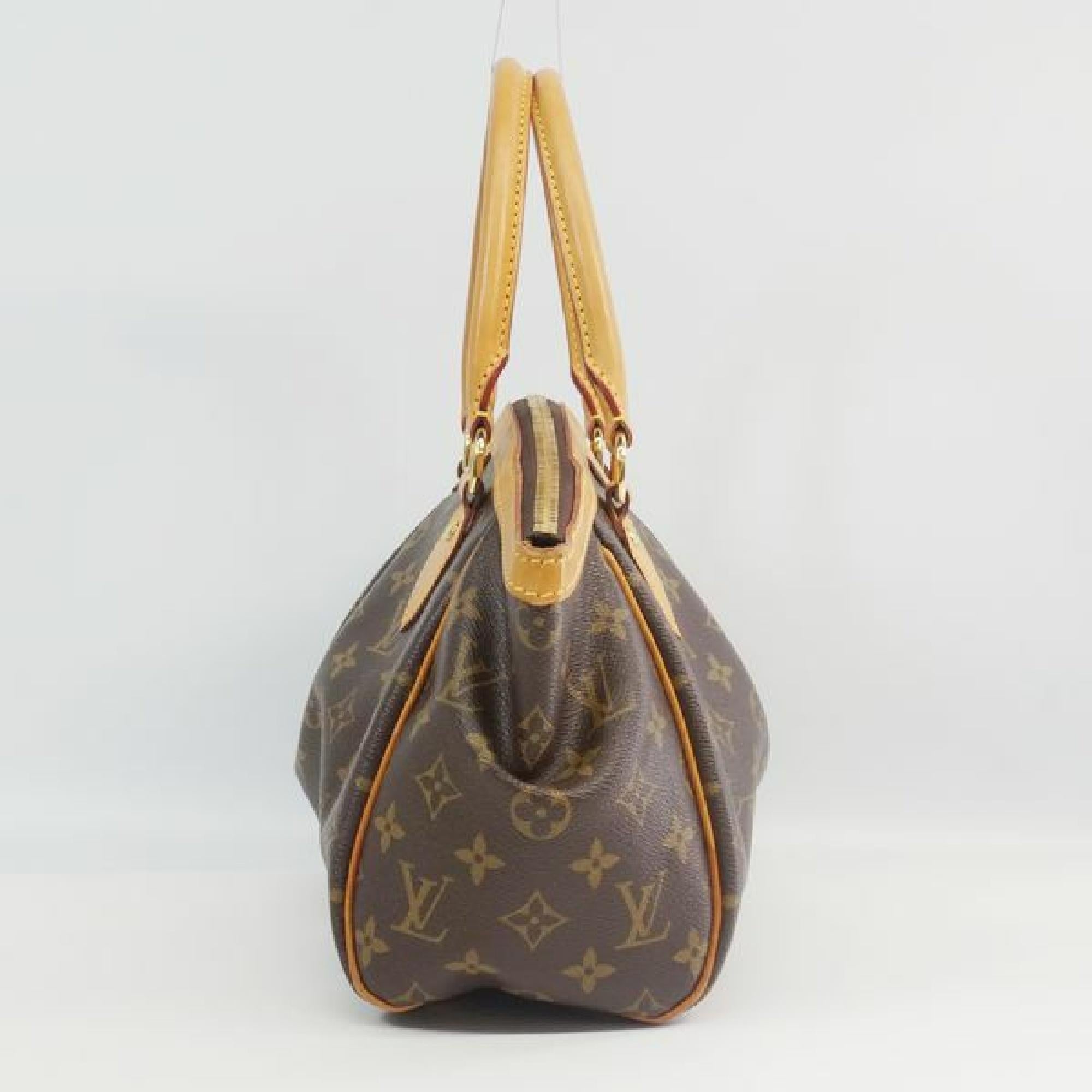 An authentic LOUIS VUITTON Tivoli PM Womens handbag M40143 The outside material is Monogram canvas. The pattern is TivoliPM. This item is Contemporary. The year of manufacture would be 2011.
Rank
AB signs of wear (Small)
Used goods in good condition