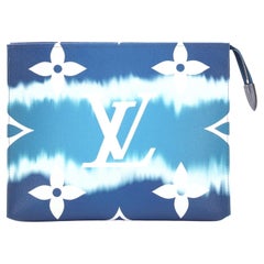 Louis Vuitton - Pochette à maquillage en toile avec monogramme et poche à  fermeture éclair En vente sur 1stDibs