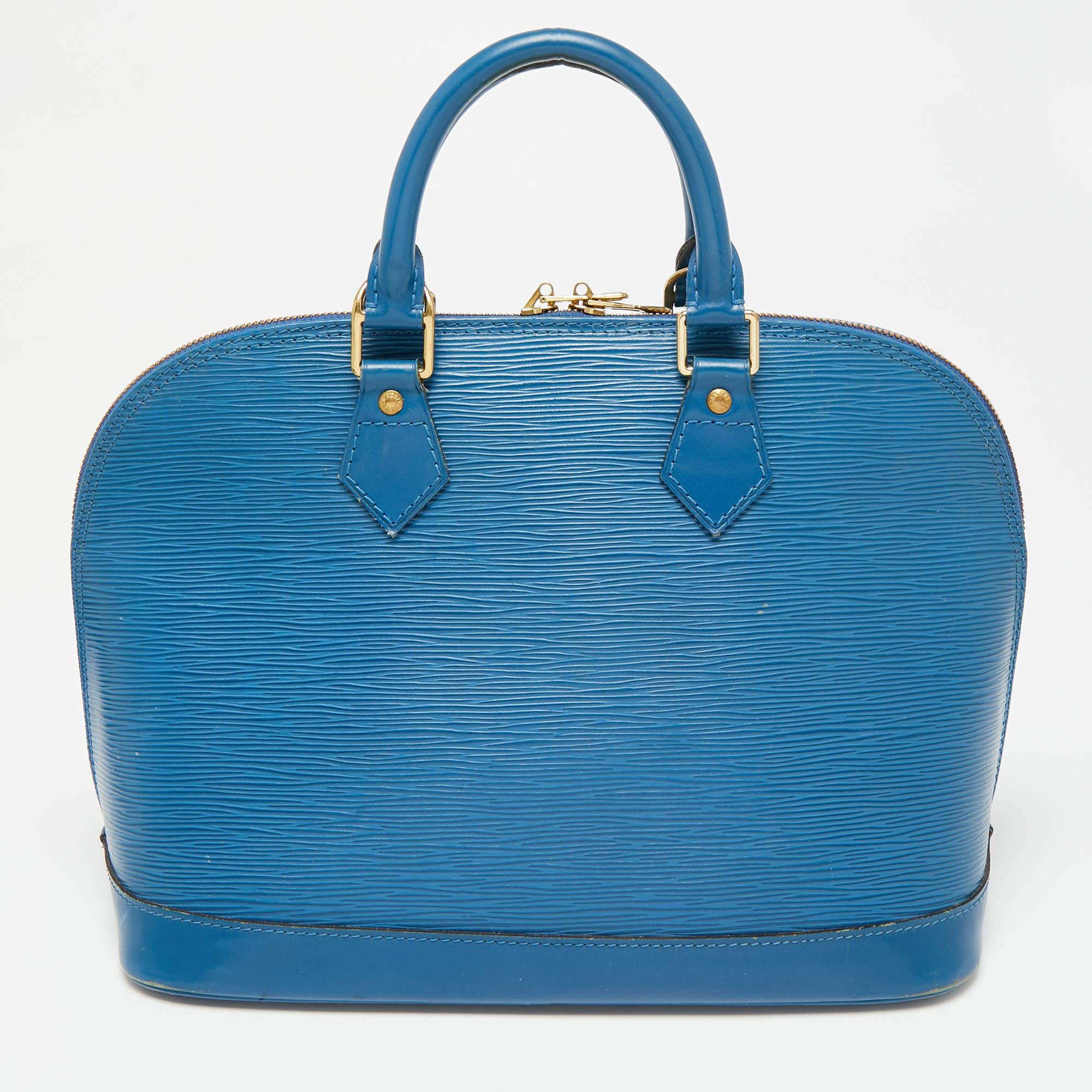 Die Alma-Tasche, eine Ikone des Hauses Louis Vuitton, ist mit Sicherheit eine der beliebtesten Taschen, in die man investiert. Holen Sie sich Ihren noch heute mit diesem Alma aus Epi-Leder. Die Tasche ist mit doppelten Reißverschlüssen und einer