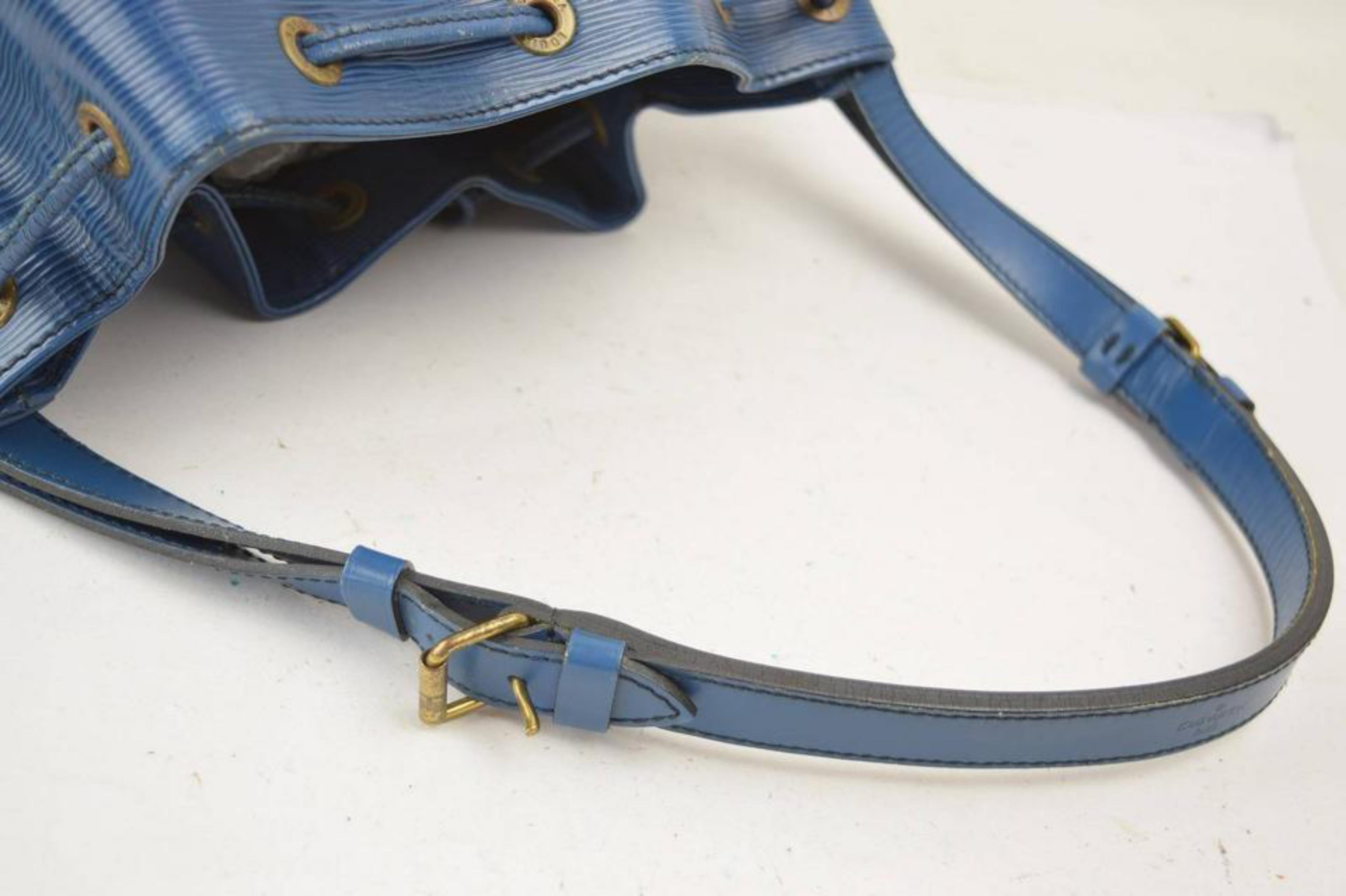 Width (inch) : 9.44 inch(approx)
Width (cm) : 24 cm(approx)
Height (inch) : 10.6 inch(approx)
Height (cm) : 27 cm(approx)
Depth (inch) : 7.08 inch(approx)
Depth (cm) : 18 cm(approx)
Shoulder (inch) : 25.59 inch - 27.95 inch
Shoulder (cm) : 65 cm -