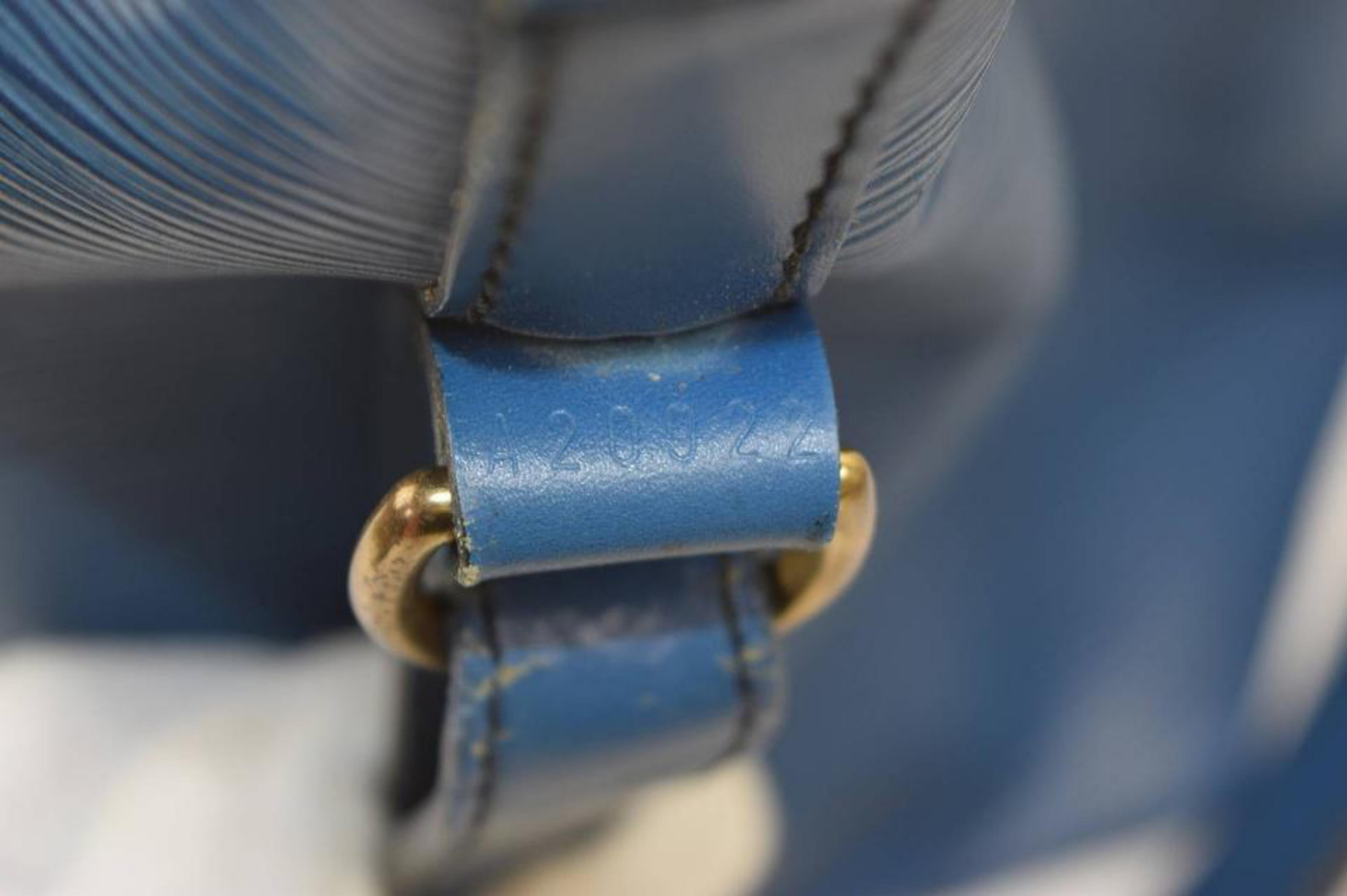 Louis Vuitton Toledo Epi Petit Noe Drawstring Hobo 867928 Blue Leather Shoulder In Good Condition For Sale In Forest Hills, NY