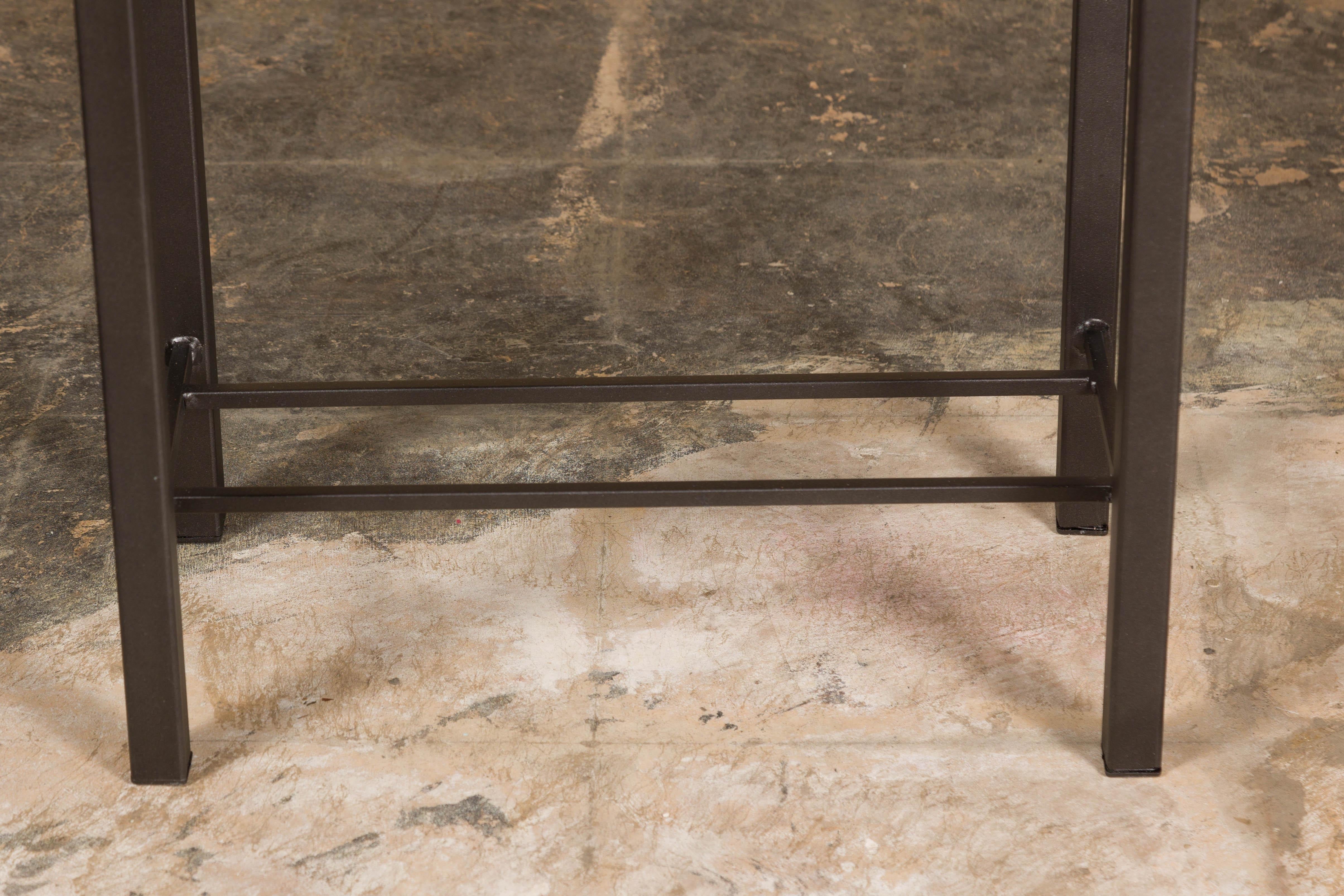 Petite table d'appoint Louis Vuitton avec base en métal personnalisée et brancards croisés en vente 1