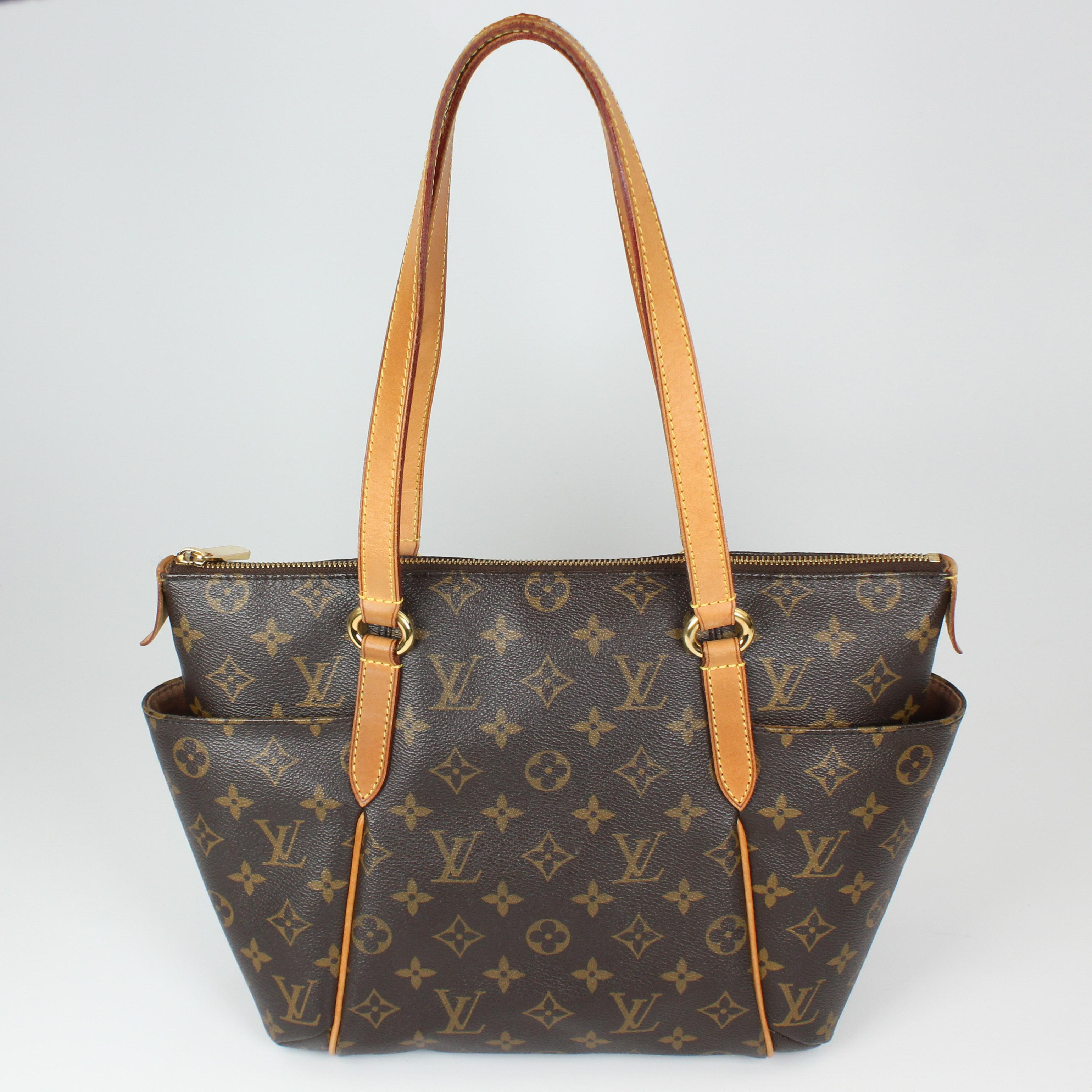 Louis Vuitton Totally Handbag in Leather In Good Condition For Sale In Rīga, LV
