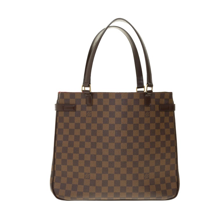 Louis Vuitton bag in brown checkered canvas and brown cow leather.
Gold-tone metal hardware, double brown leather handle for a carry.
Two pockets with adjustable tongue fasteners on the front.
Red microfiber inside. 1 zipped pocket, 1 phone holder