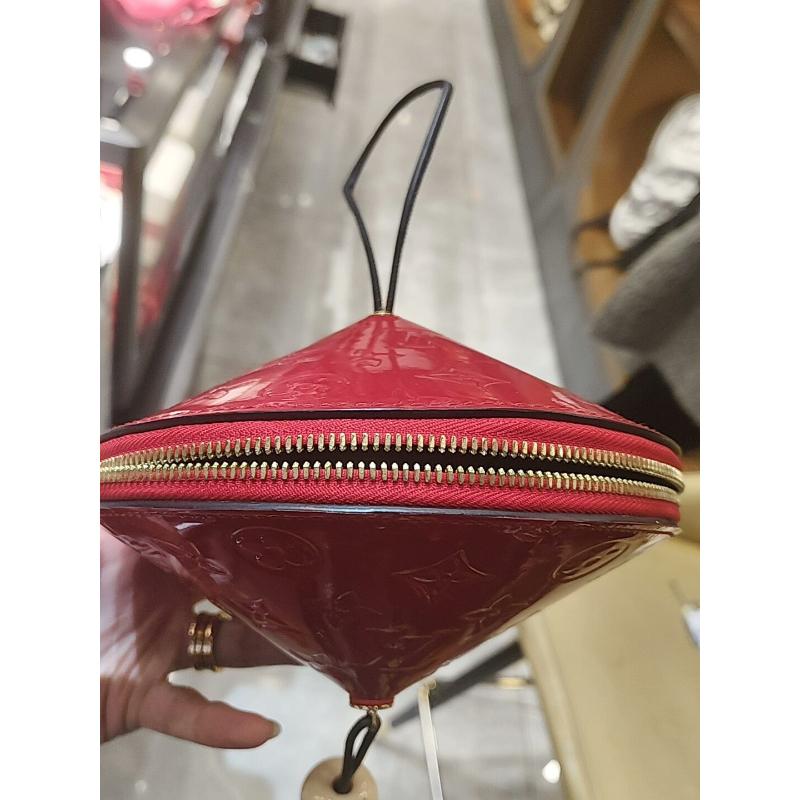 Louis Vuitton Toupie Sac à bandoulière en cuir verni rouge en vente 5