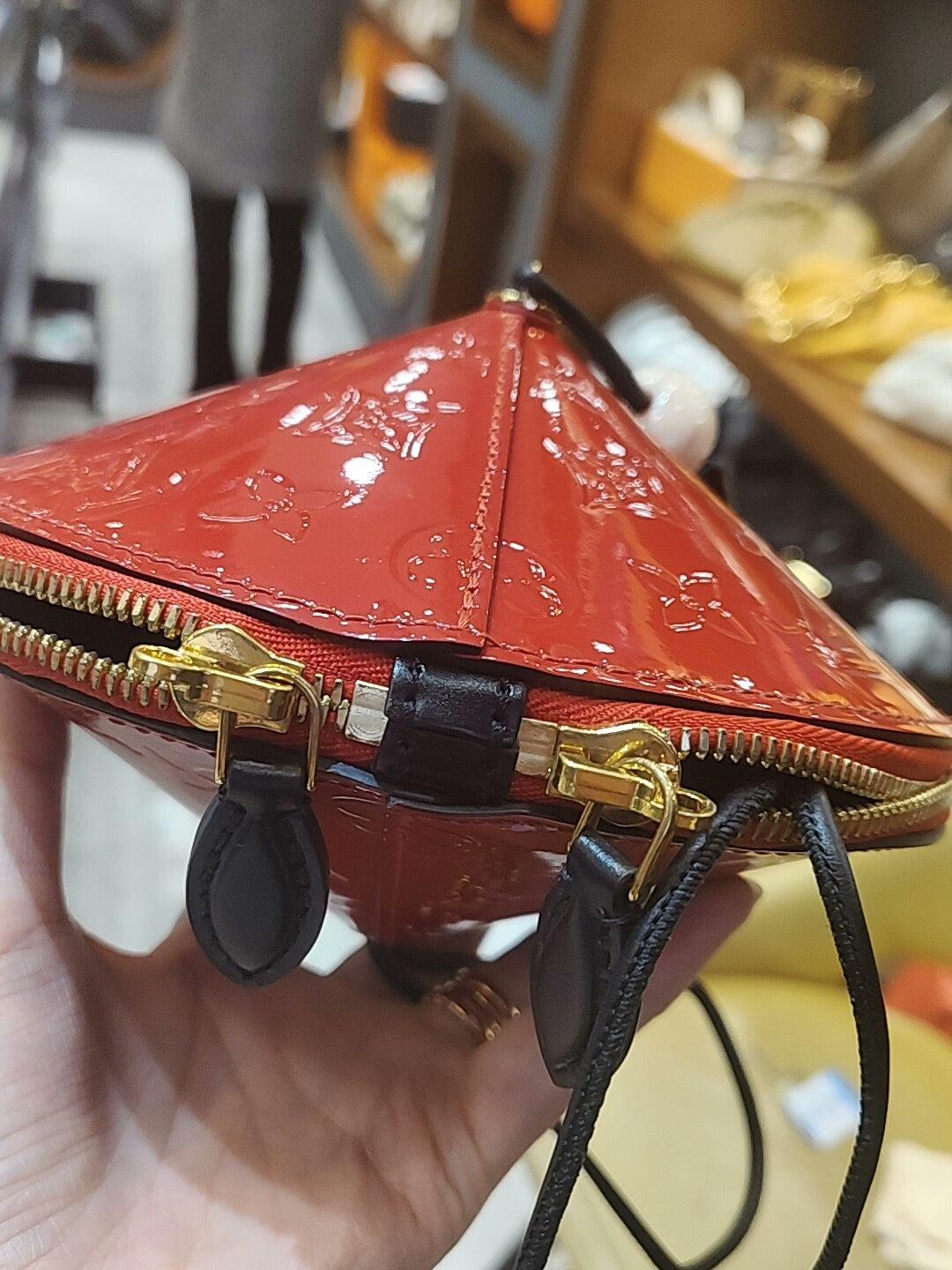 Louis Vuitton Toupie Sac à bandoulière en cuir verni rouge en vente 7