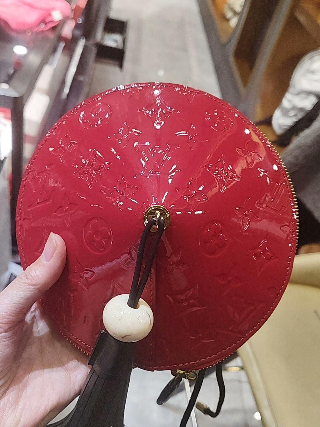 Louis Vuitton Toupie Sac à bandoulière en cuir verni rouge en vente 8