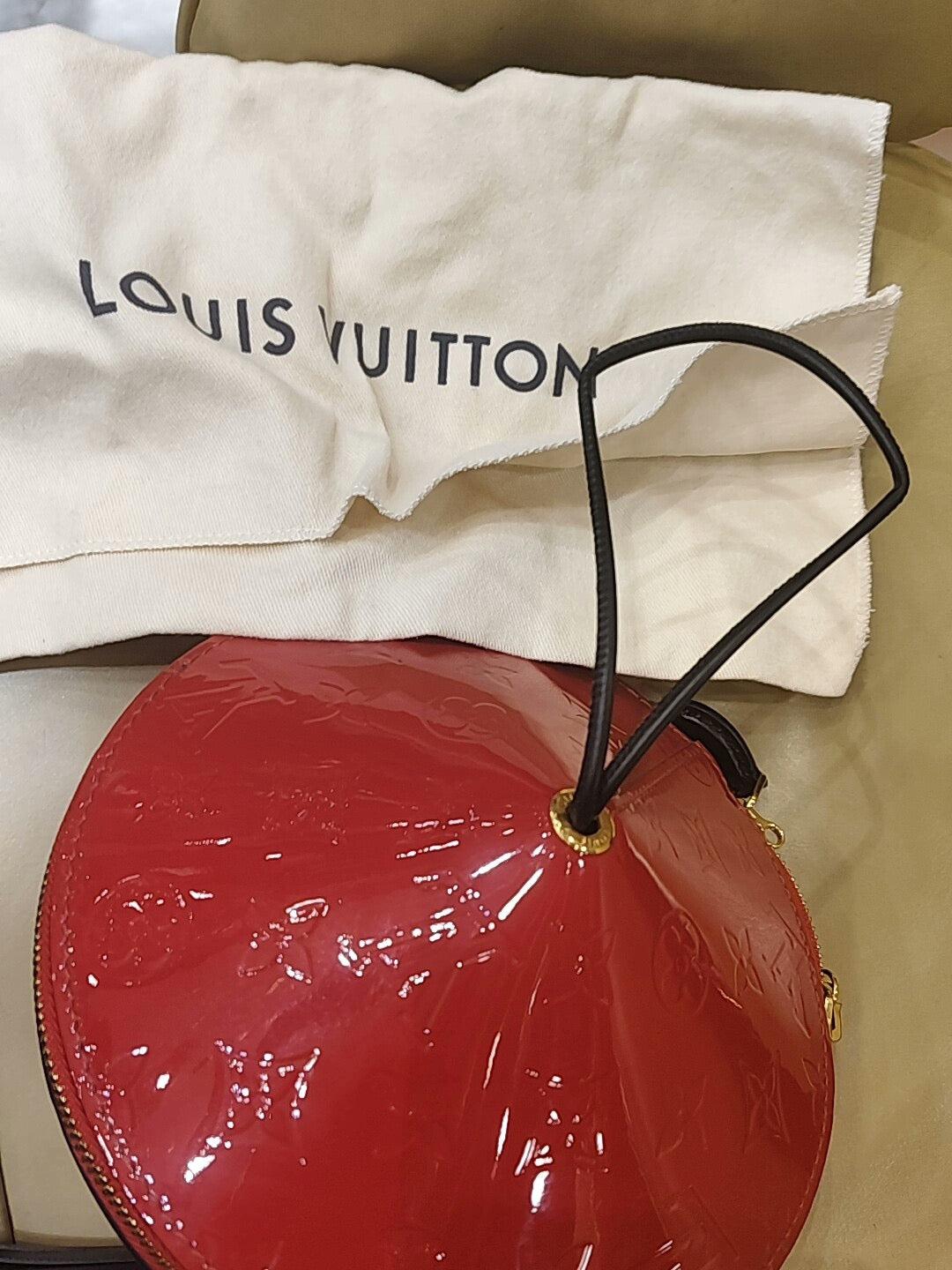 Louis Vuitton Toupie Sac à bandoulière en cuir verni rouge en vente 9