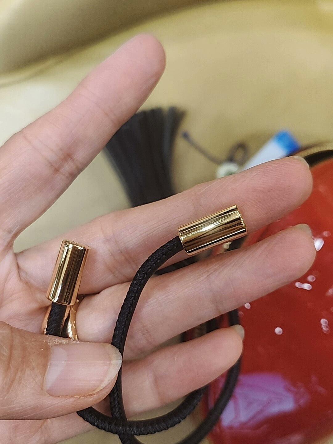 Louis Vuitton Toupie Sac à bandoulière en cuir verni rouge en vente 10