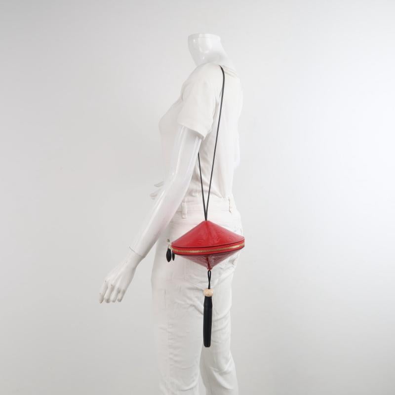 Louis Vuitton Toupie Sac à bandoulière en cuir verni rouge
Il s'agit de photos professionnelles du sac offert par Luxbags.
Condit : EXCELLENT
Légères rayures sur la quincaillerie.
DÉTAILS

Marque : Louis Vuitton

Toupie
DU1179  Fabriqué en