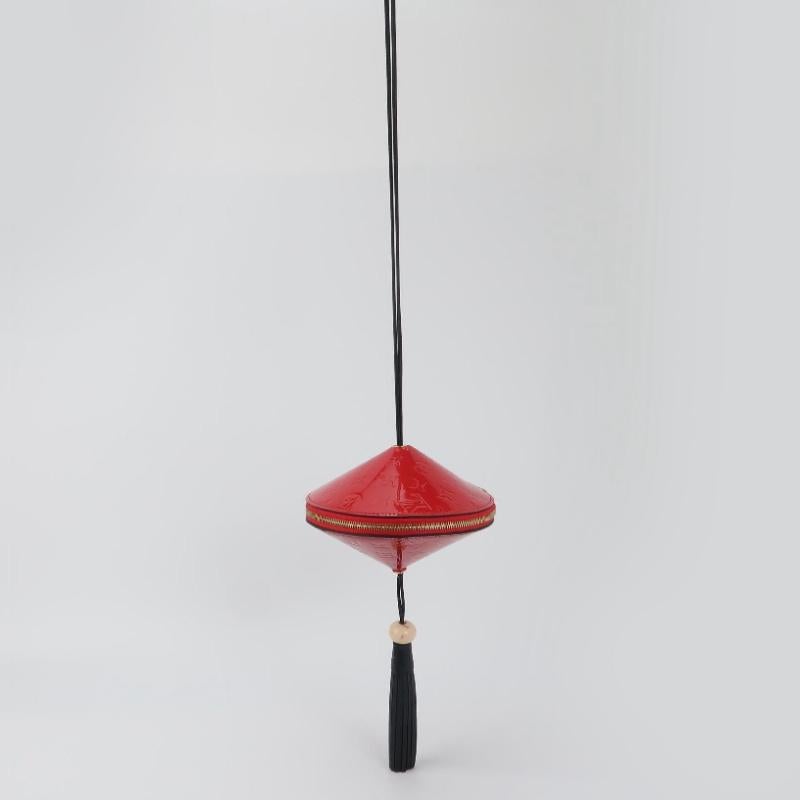 Marron Louis Vuitton Toupie Sac à bandoulière en cuir verni rouge en vente