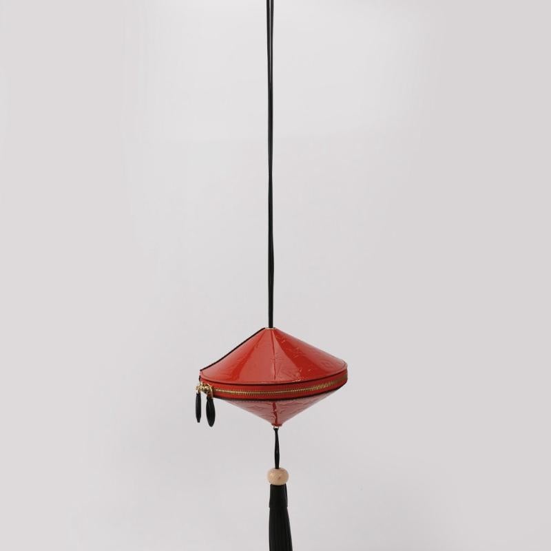 Louis Vuitton Toupie Sac à bandoulière en cuir verni rouge Excellent état - En vente à AUBERVILLIERS, FR