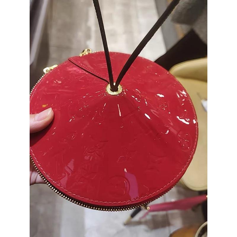 Louis Vuitton Toupie Sac à bandoulière en cuir verni rouge en vente 4