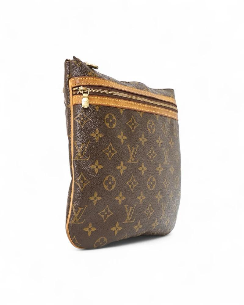 Borsa firmata Louis Vuitton, modello Bosphore nella misura MM, realizzata in tela marrone con inserti in vacchetta e hardware dorato. Dotata di una chiusura superiore a zip, internamente rivestita in tela marrone, la borsa è abbastanza capiente.