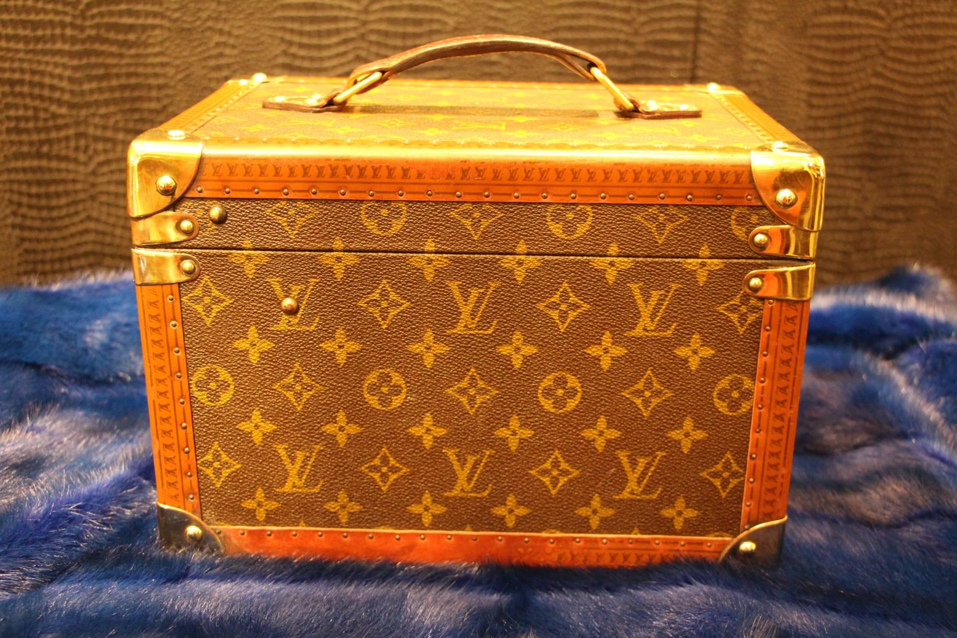 Louis Vuitton monogramm train case with solid brass corners and lock.

Leather top handle.

Its interior is fitted with leather strap.

It comes with its working key.

 

Period 1980s

Dimensions: 22 cm x 30 cm

Height 21 cm.

     