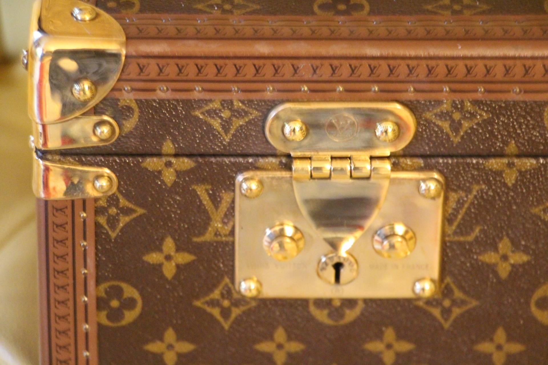 Louis Vuitton monogram train case with solid brass corners and lock.

Leather top handle.
All its studs are engraved Louis Vuitton. Louis Vuitton printed trim.

Its interior is in good condition, fitted with leather strap. Louis Vuitton serial