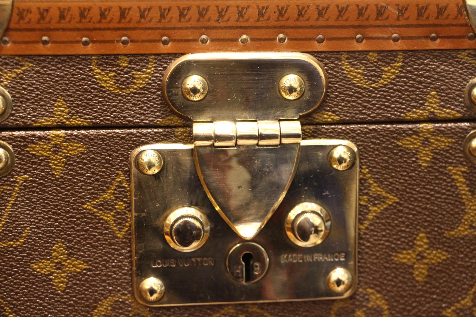 Very nice Louis Vuitton monogram train case with solid brass corners and lock.

Leather top handle.

All its studs are engraved Louis Vuitton. 

Its interior is in very good condition, fitted with leather strap. Louis Vuitton serial number